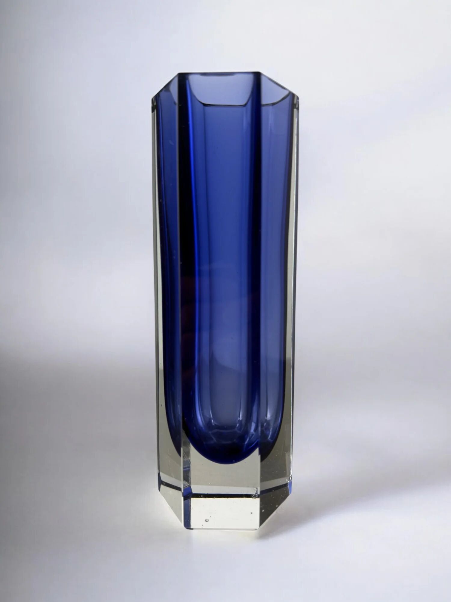 Vase Sommerso par Seguso, verre facetté bleu, Murano, Italie, années 1970