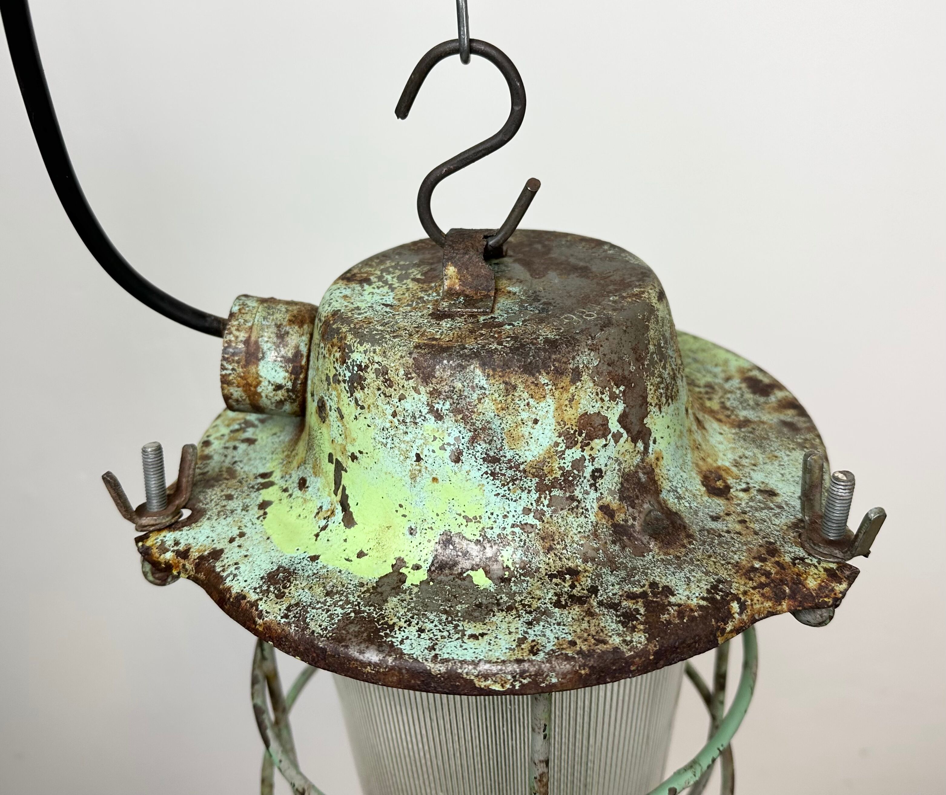 Suspension de bunker industriel soviétique vert avec grille de fer, années 1960