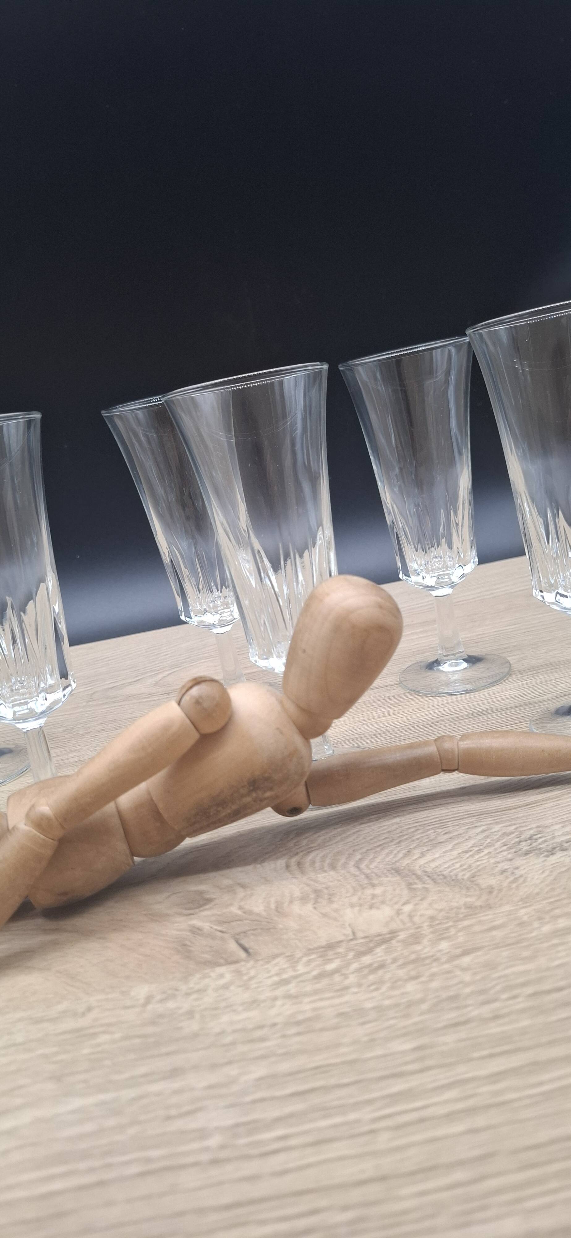 Set of 8 Luminarc champagne flutes