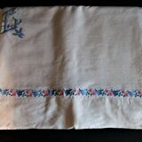 Drap ancien brodé métis fleur bleue dans la lisière 205 X 315 cm