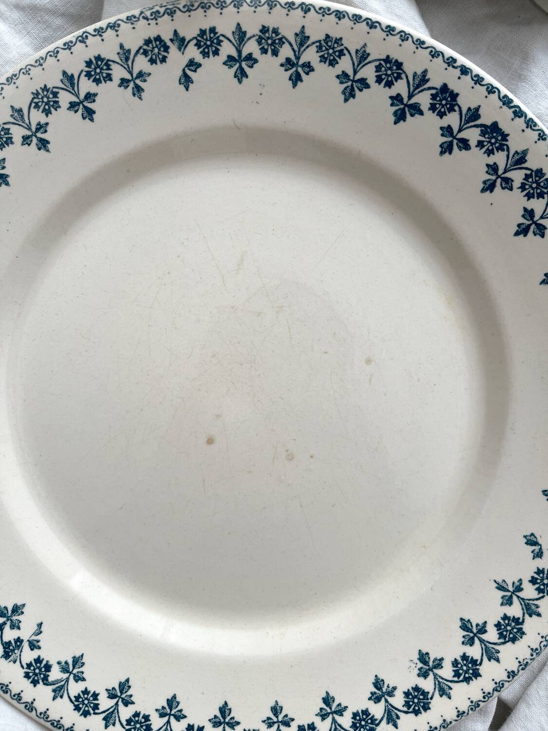 4 flat plates in “Barbeaux” ironstone, Clairefontaine earthenware