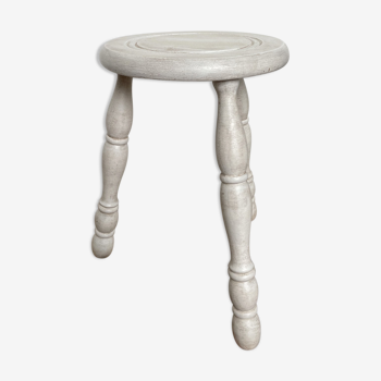 Tabouret tripode blanc patiné