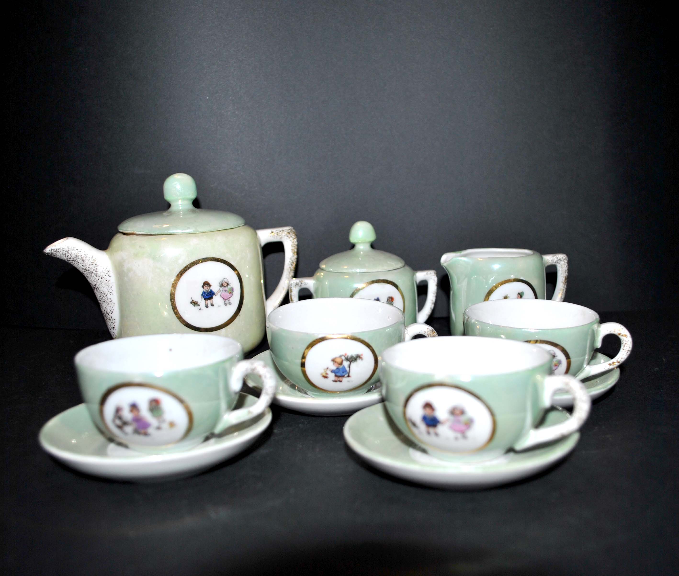 Toy Dinette Tea set in iridescent porcelain - silkscreened doll decoration 1920