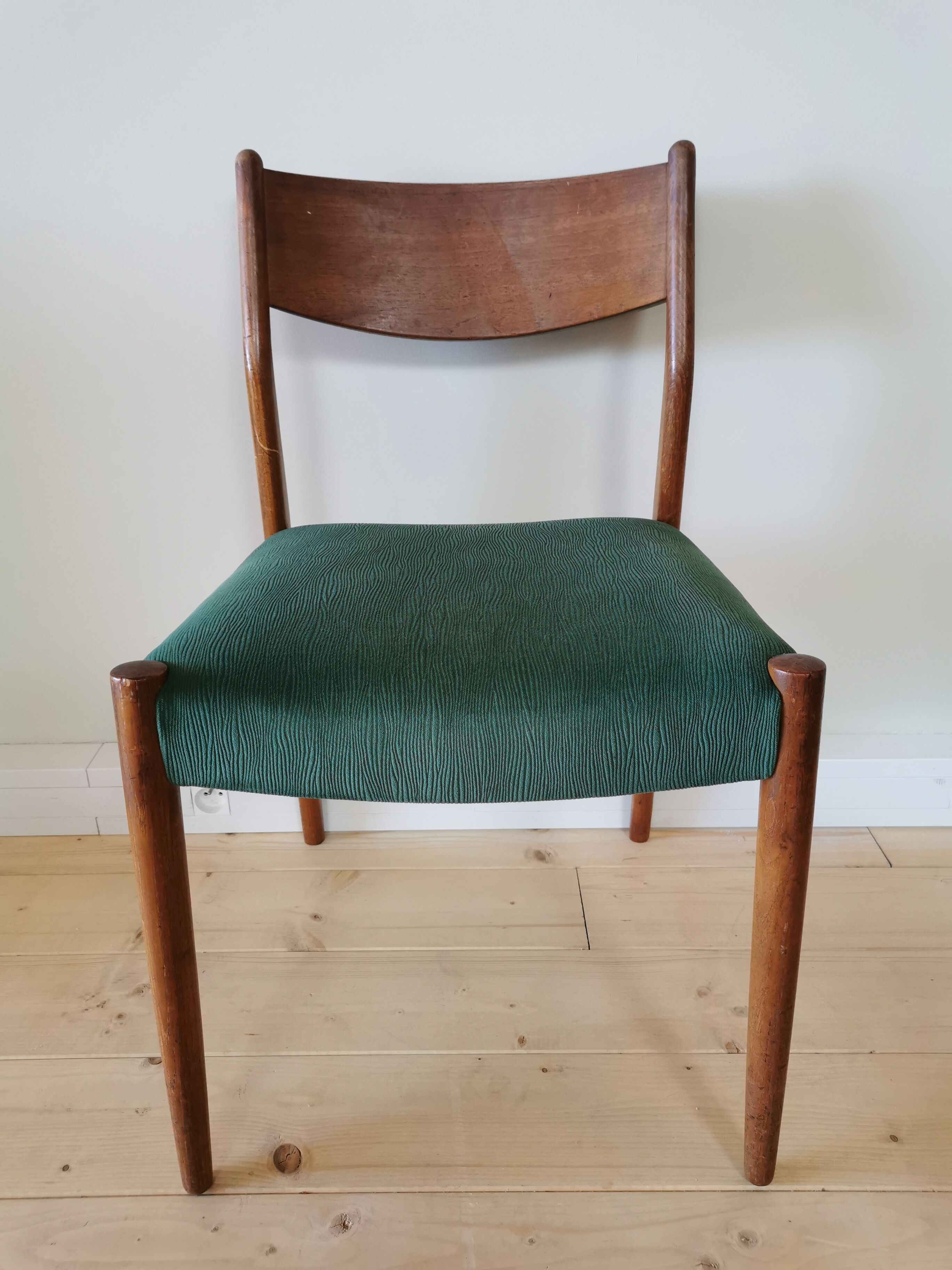 Lot of 6 chairs in 60s Scandinavian style teak