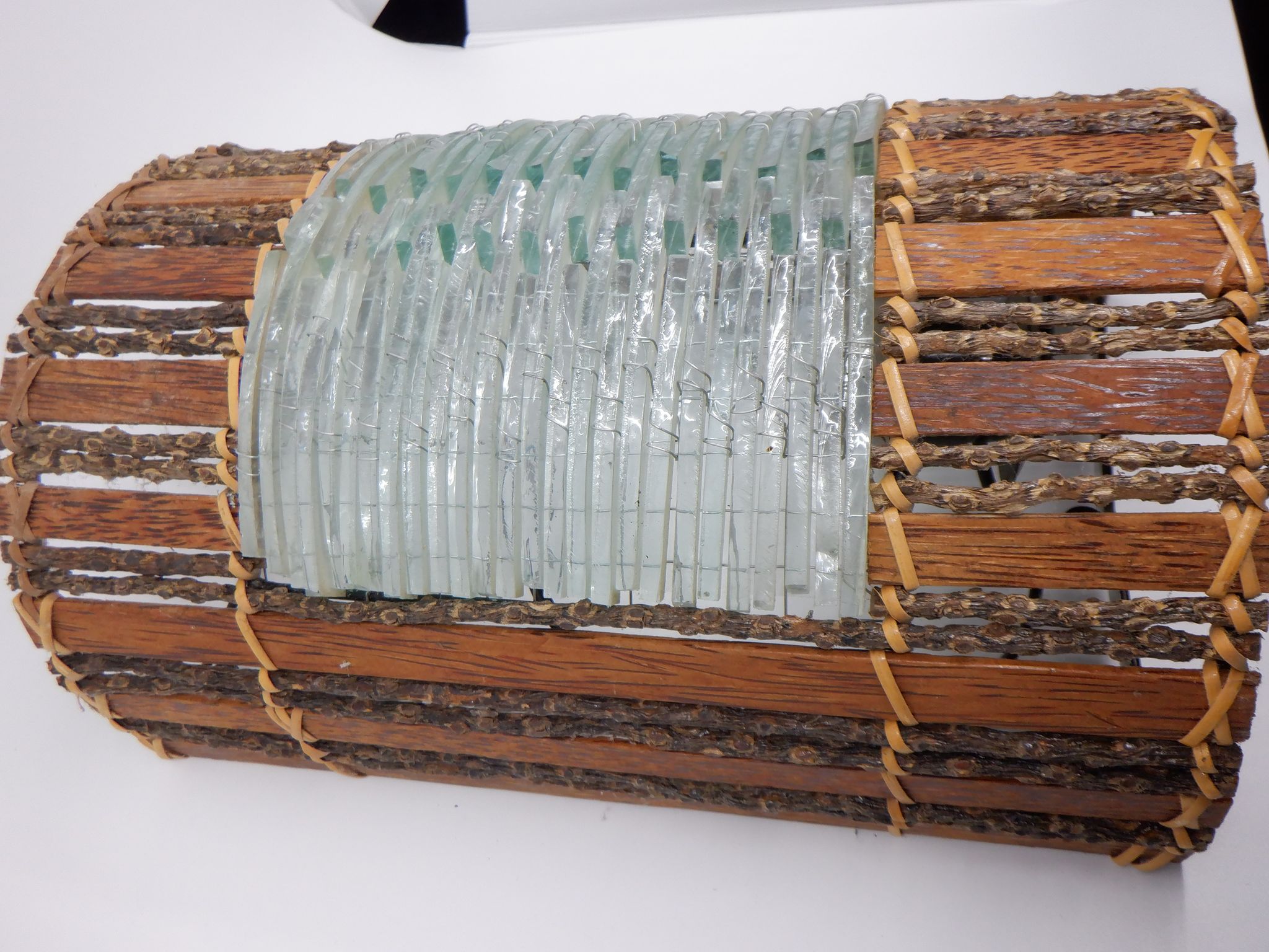 Paire d'applique en bois et lamelles de verre