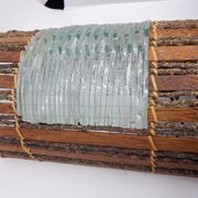 Paire d'applique en bois et lamelles de verre