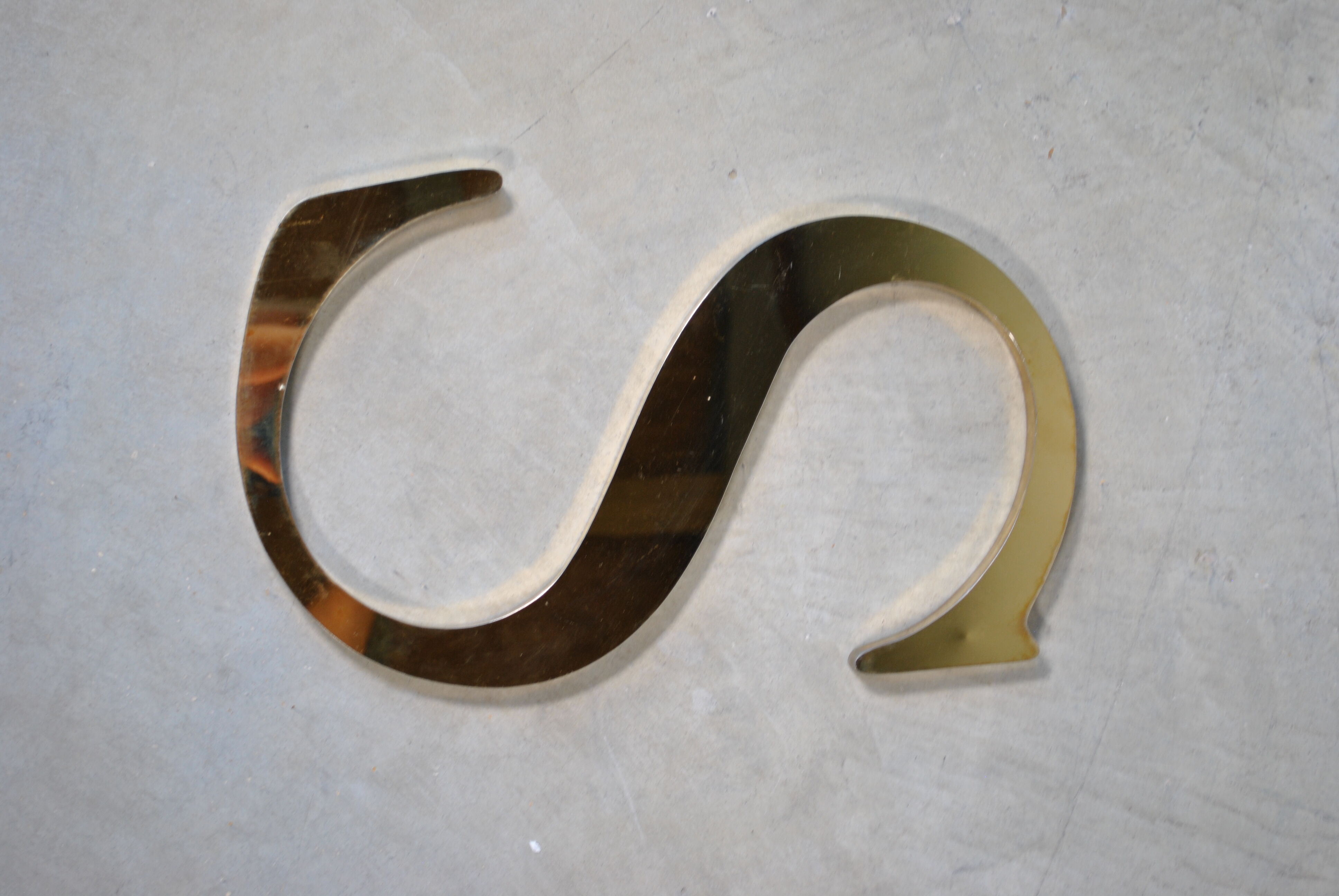 Letter sign in gold metal "S" 1980