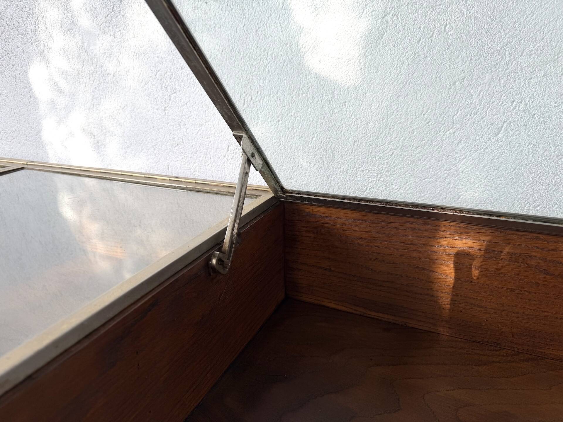 Oak and brass-mounted display cabinet on legs – Circa 1950
