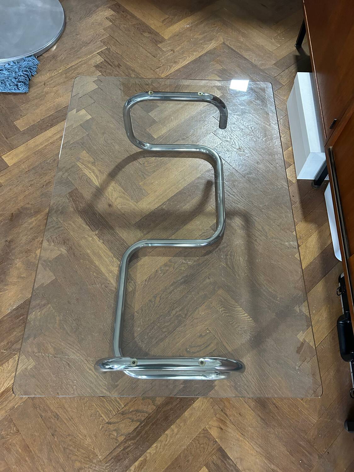 1970s design coffee table in rectangular glass with chrome legs