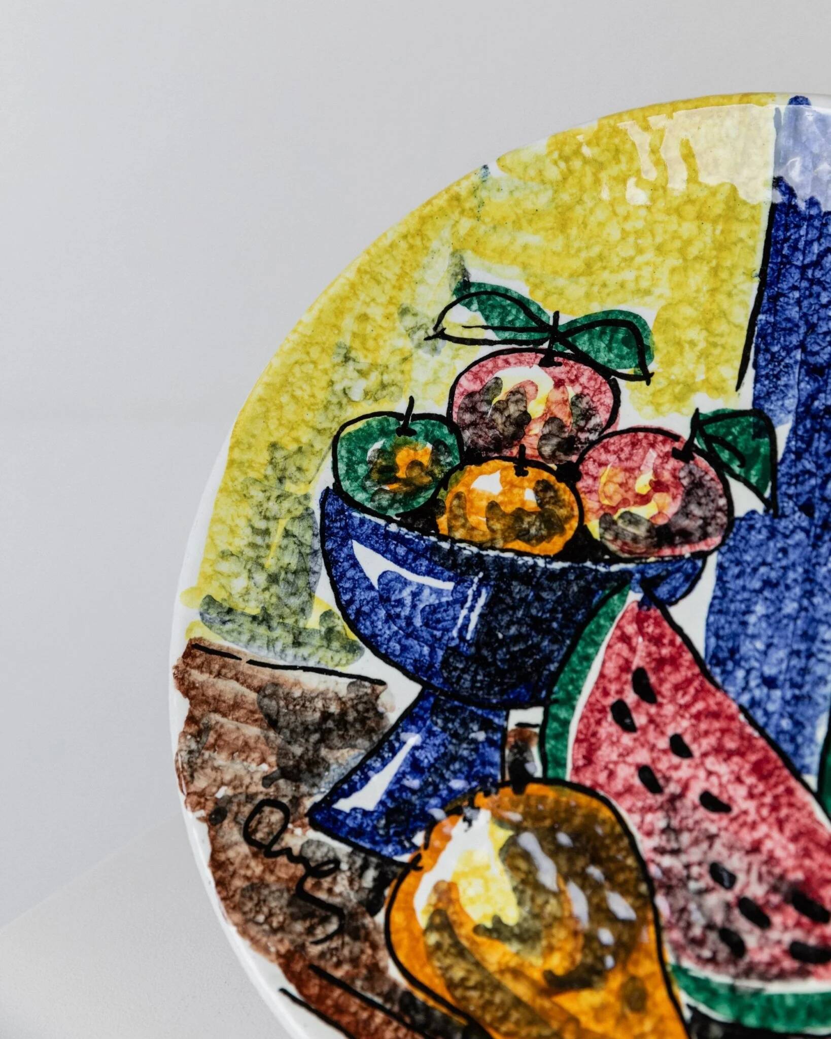 Multicolored hand-painted ceramic wall plate with 1960s Italian fruit motif, signed Stile