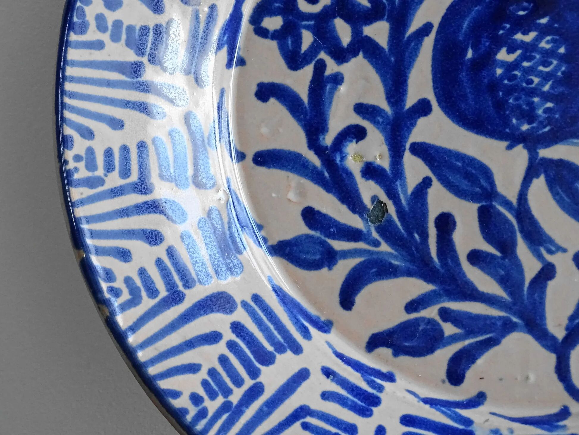 Assiette Fajalauza bleue espagnole ancienne à motif de grenade