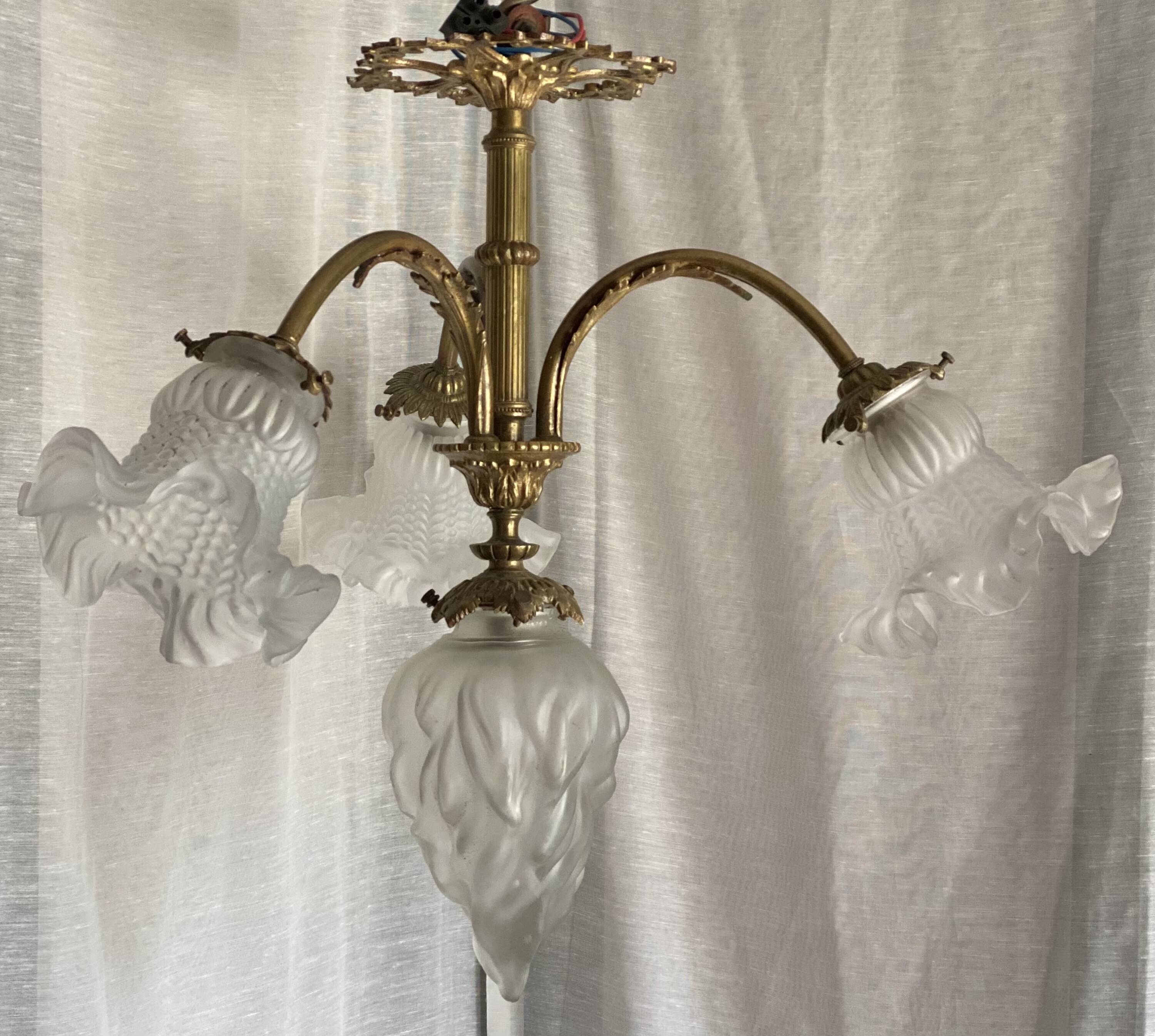 Fine gilded bronze lustre from the late 19th century.