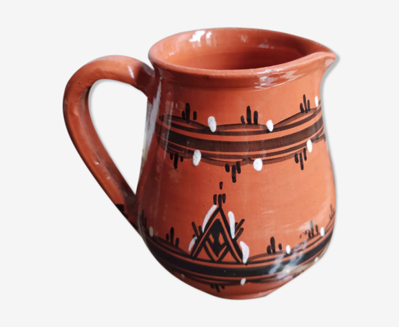 Carafe ocre à motifs de frises géométriques blanches et noires