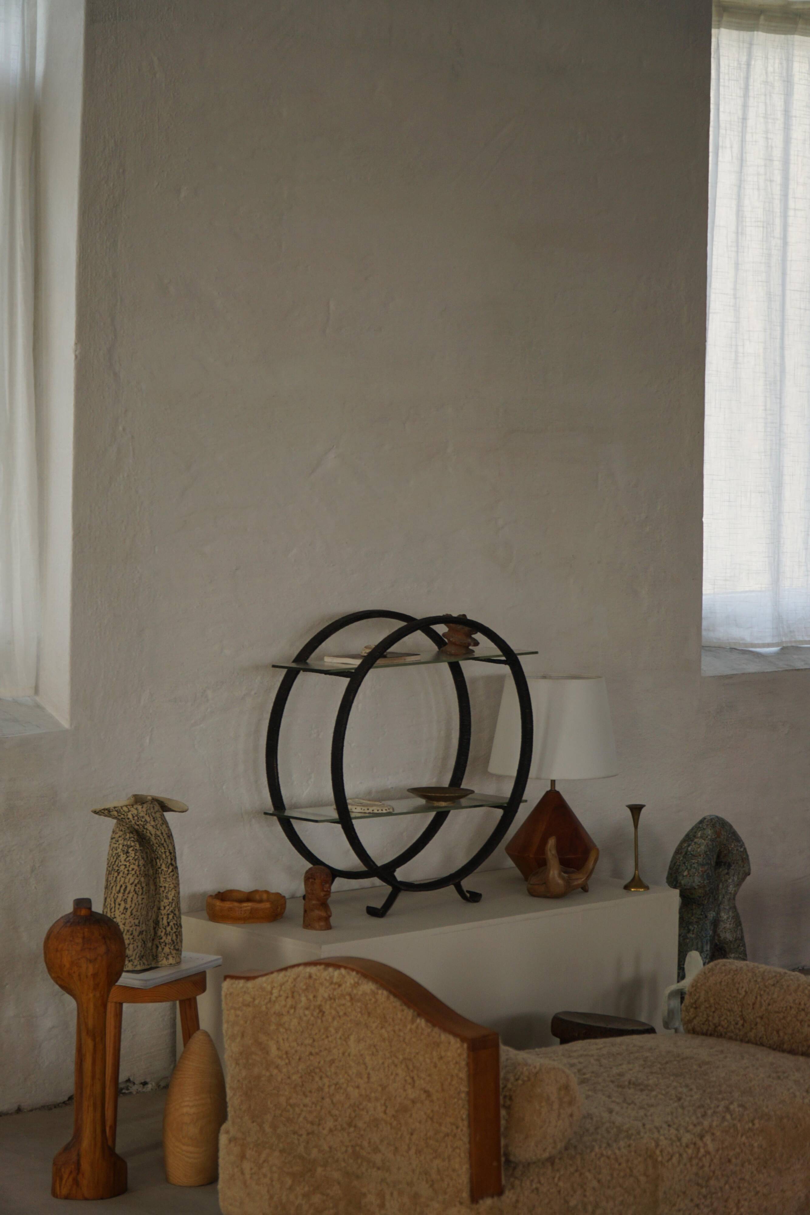 Decorative shelf unit, round metal frames with curved legs and glass shelves, 1960.