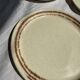 Lot de 11 assiettes en grès blanc liseré brun D24,5