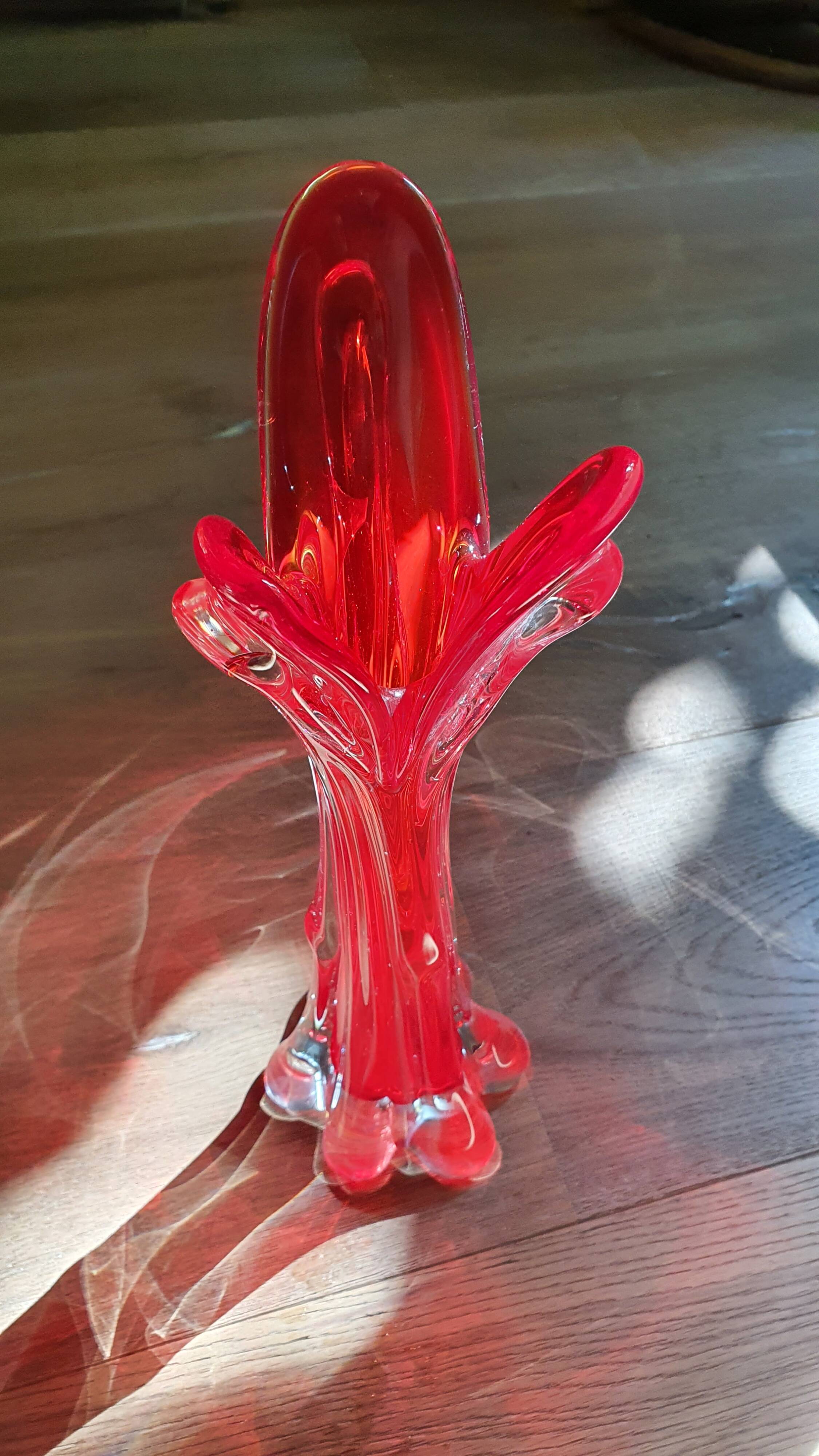 Trilobe vase in transparent Murano glass and vintage magenta