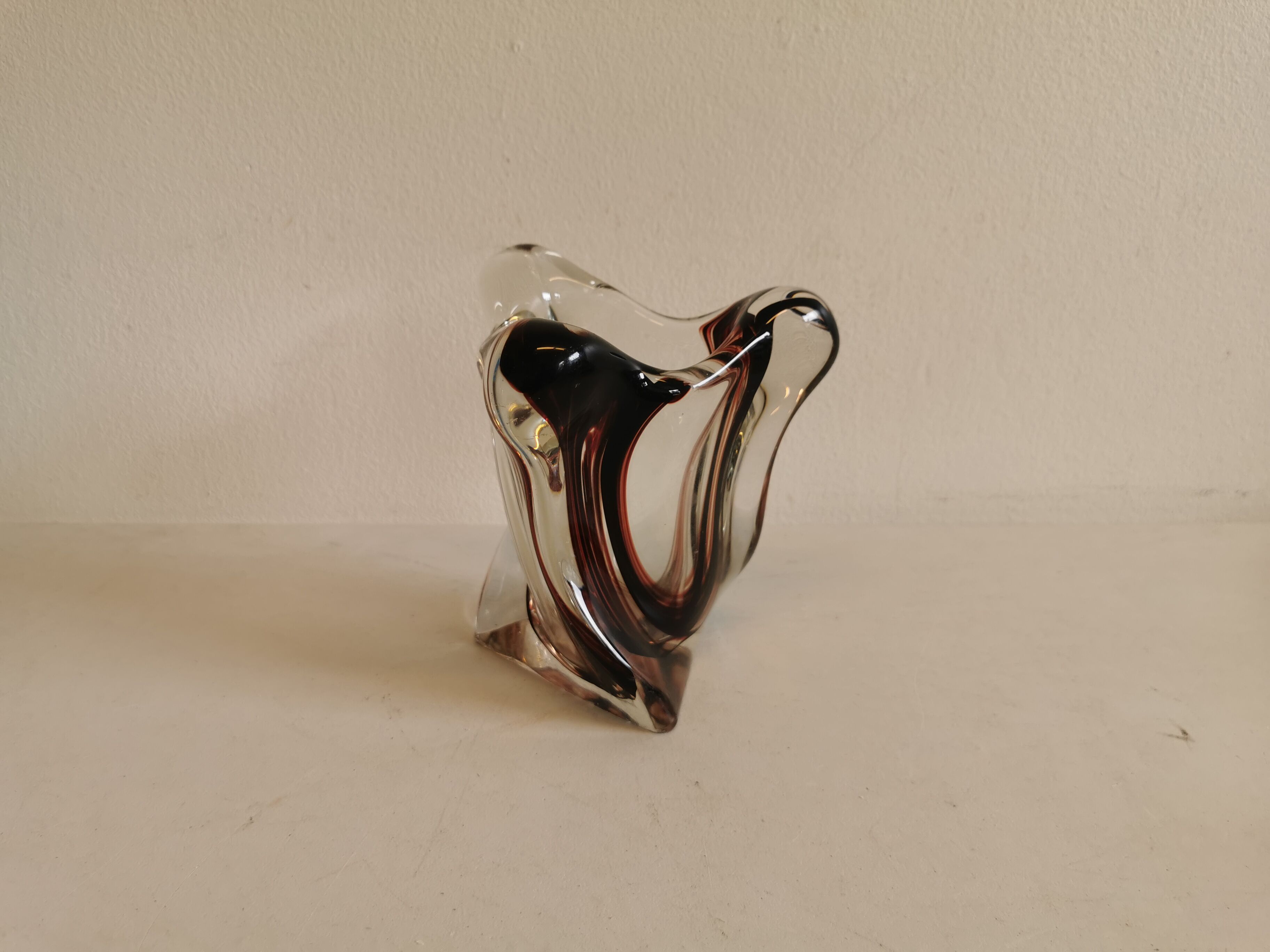 Vase en verre multicouche en transparent avec des couleurs violettes incrustées.