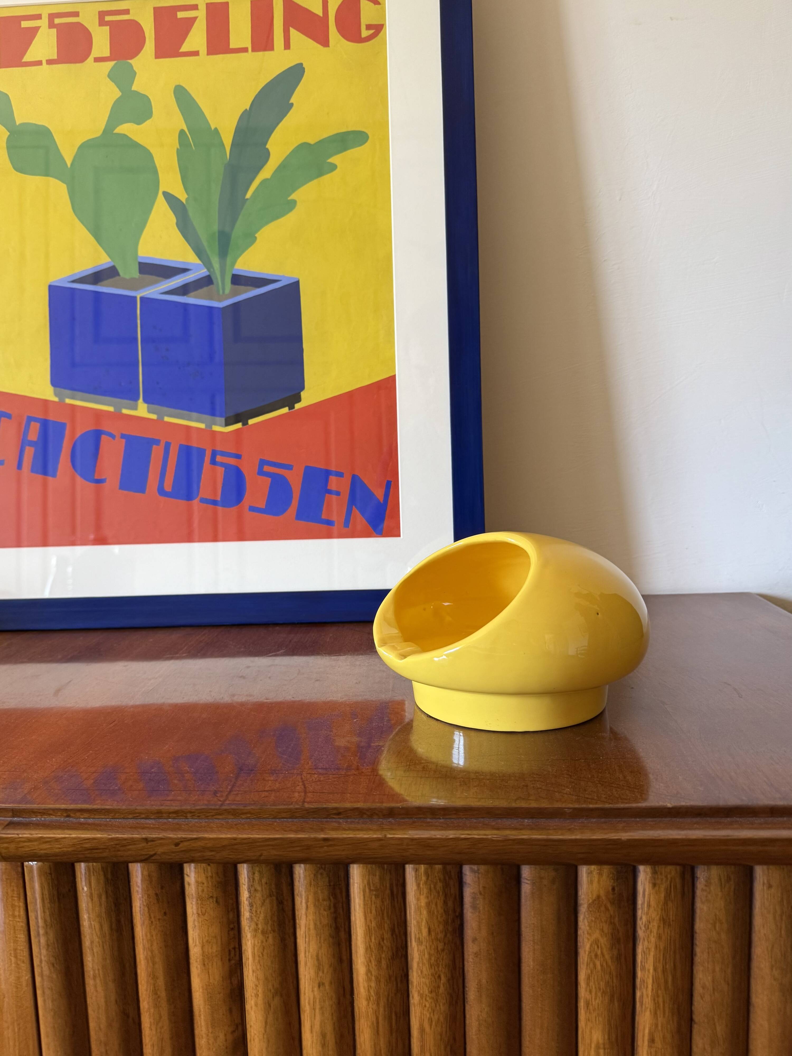 Space age yellow ceramic ashtray, Viba Italy 1970s