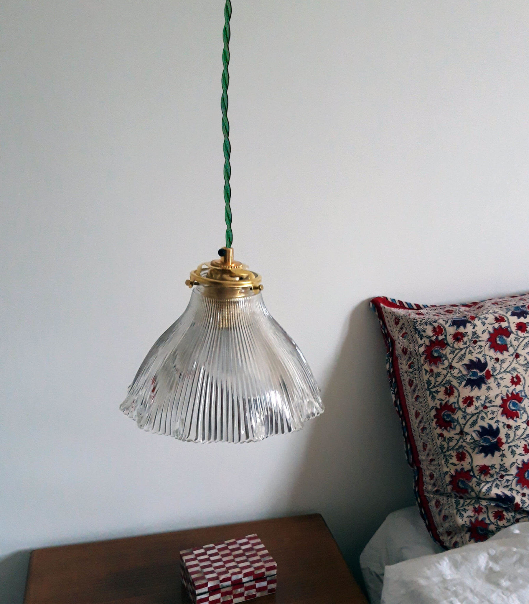 Holophanous suspension