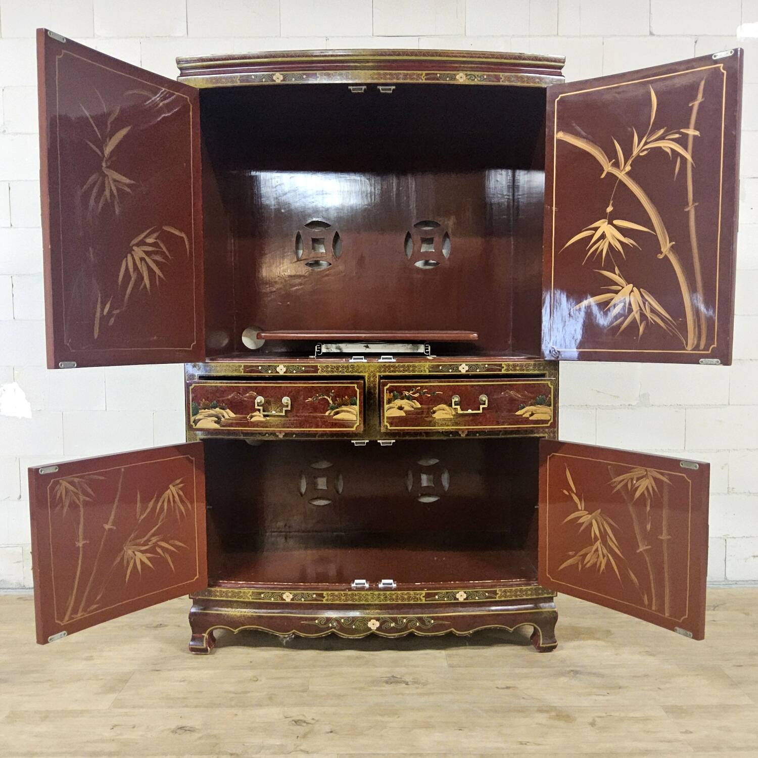 Cabinet chinois / oriental vintage avec feuille d'or / scène traditionnelle