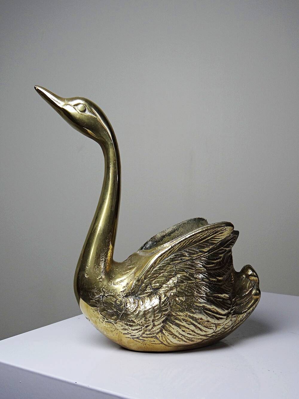 Vintage swan cache-pot/trinket dish in moulded gold-plated brass from the 1970s-80s.