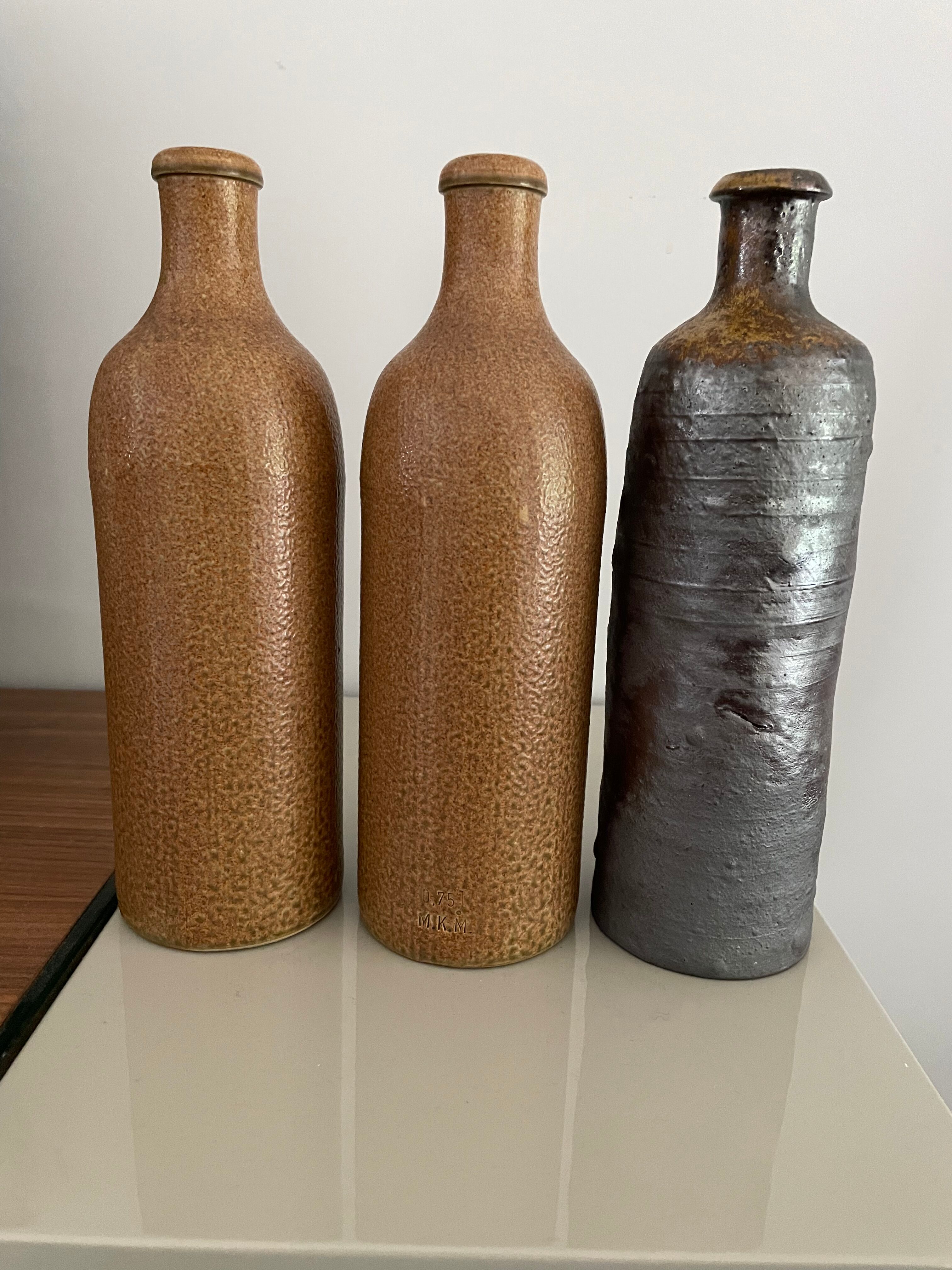 Lot de trois bouteilles en grès