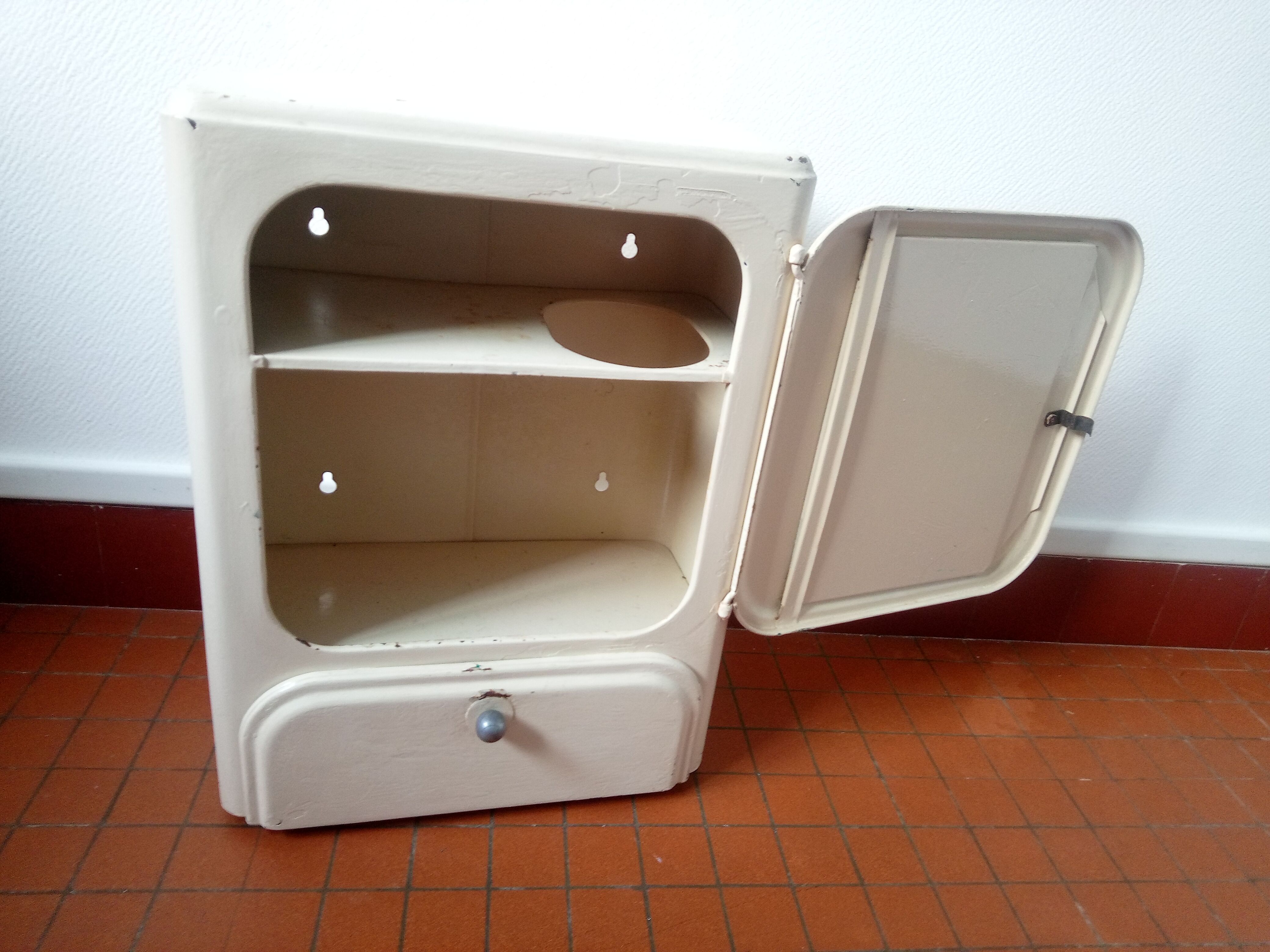 Medicine cabinet of the 40s in sheet metal