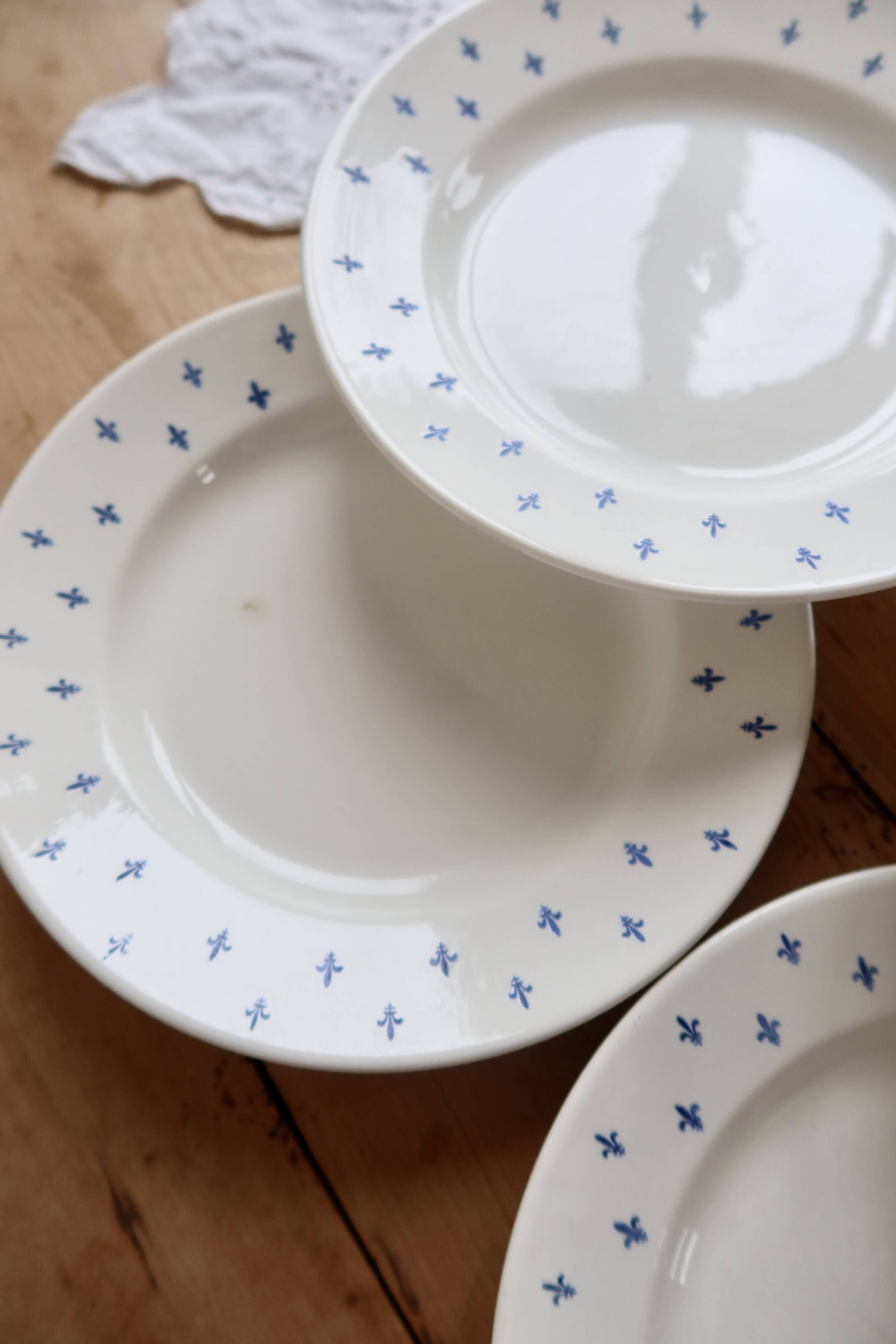 6 assiettes plates vintage en faïence blanche – décor fleurs de lys bleu