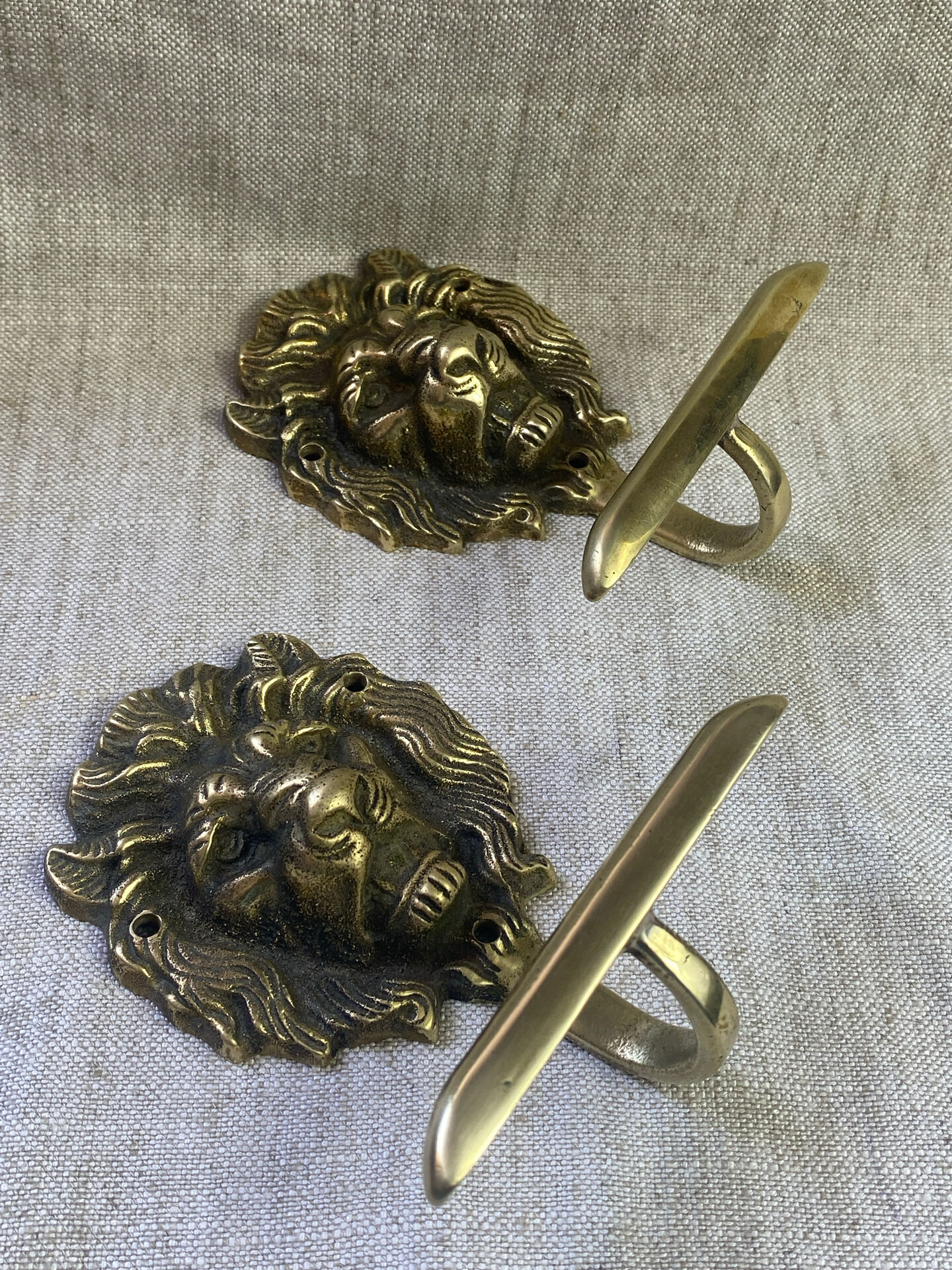 Lion head coat hooks in solid brass, Peerage England
