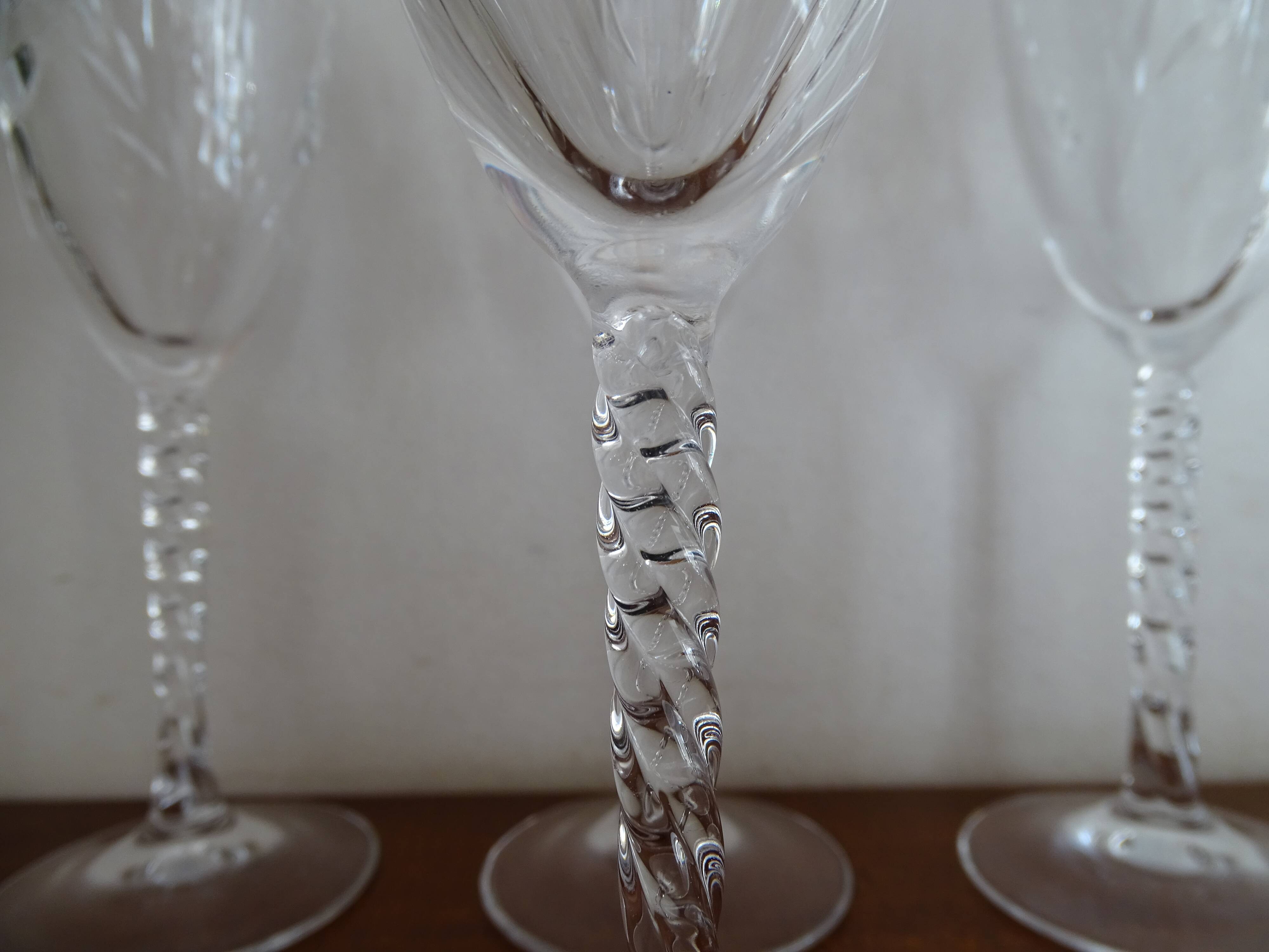 8 crystal champagne flutes from Arques Fleury epi twisted feet