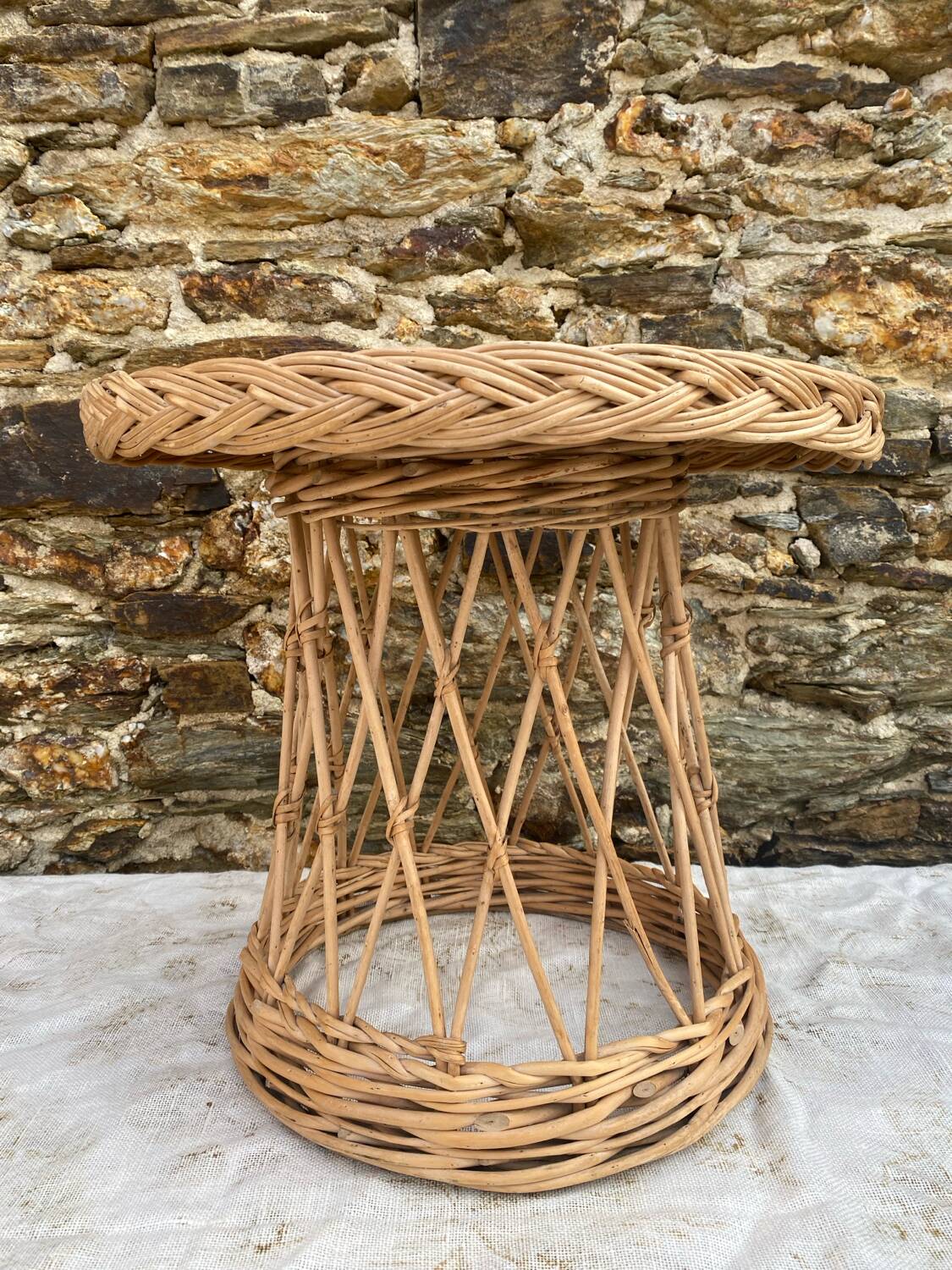 Table de chevet en rotin années 60