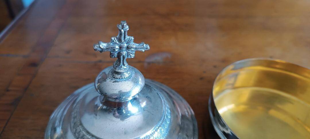 Custode antique en laiton argenté pour contenir des hosties, début du XXe siècle