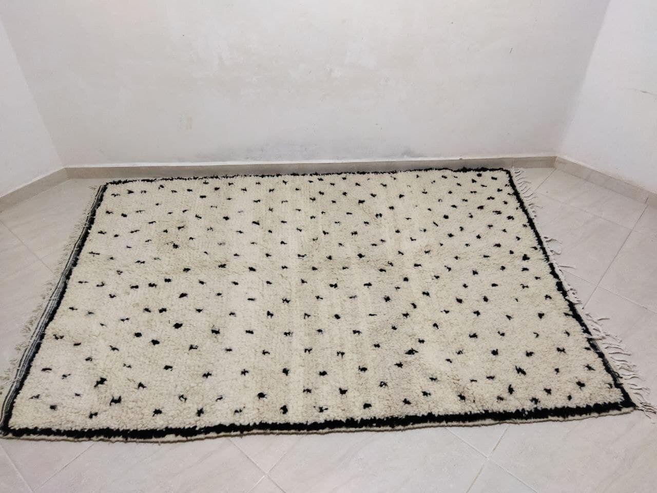 Tapis berbère a pois  224 x 155 cm