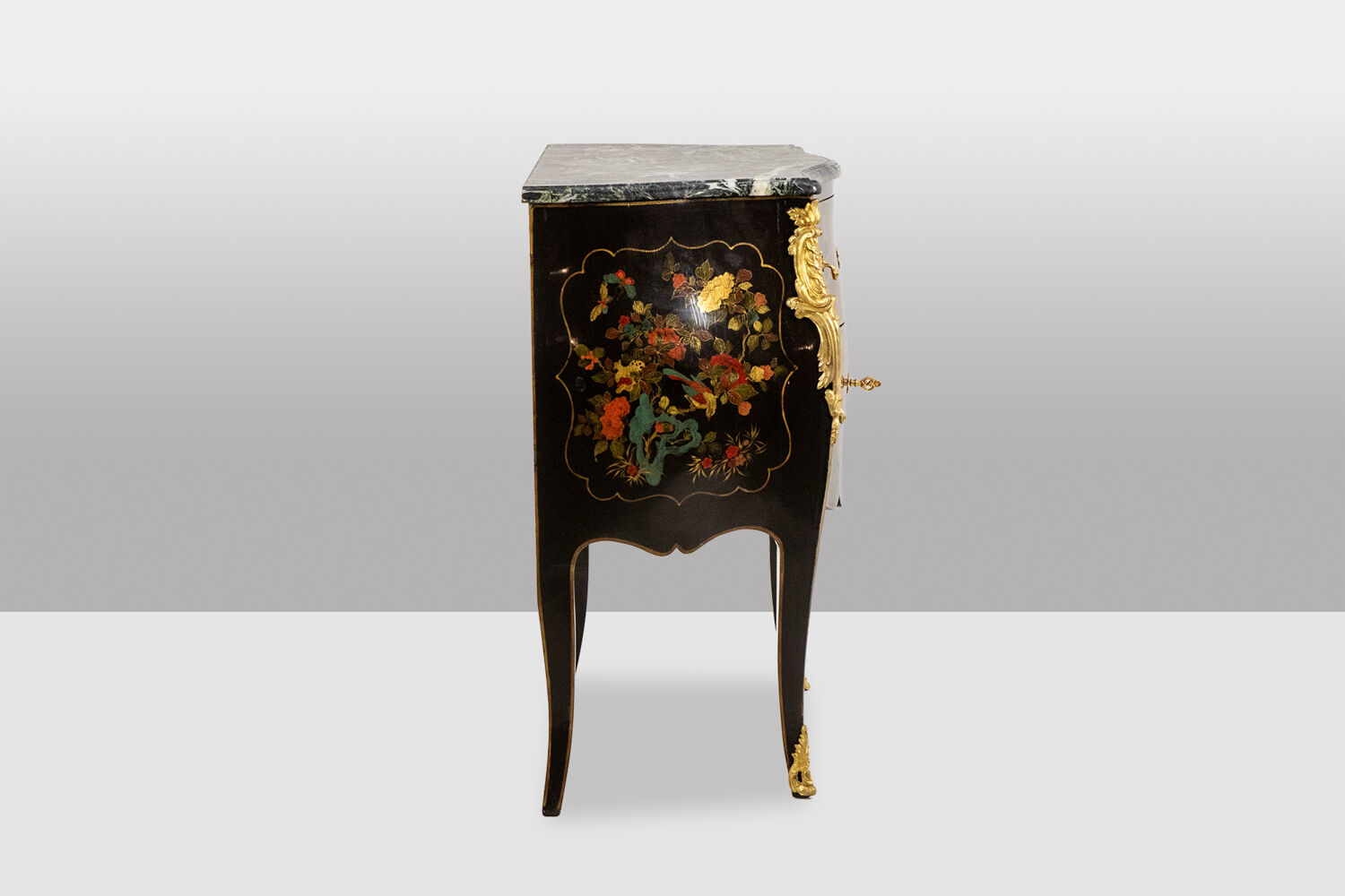Commode sauteuse de style Louis XV en laque. Années 1950.