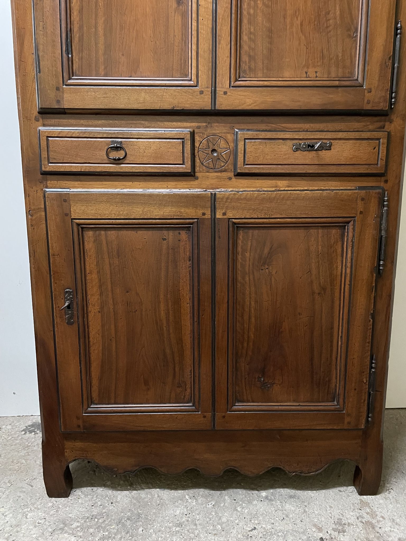 Armoire en noyer d'époque XIX ème