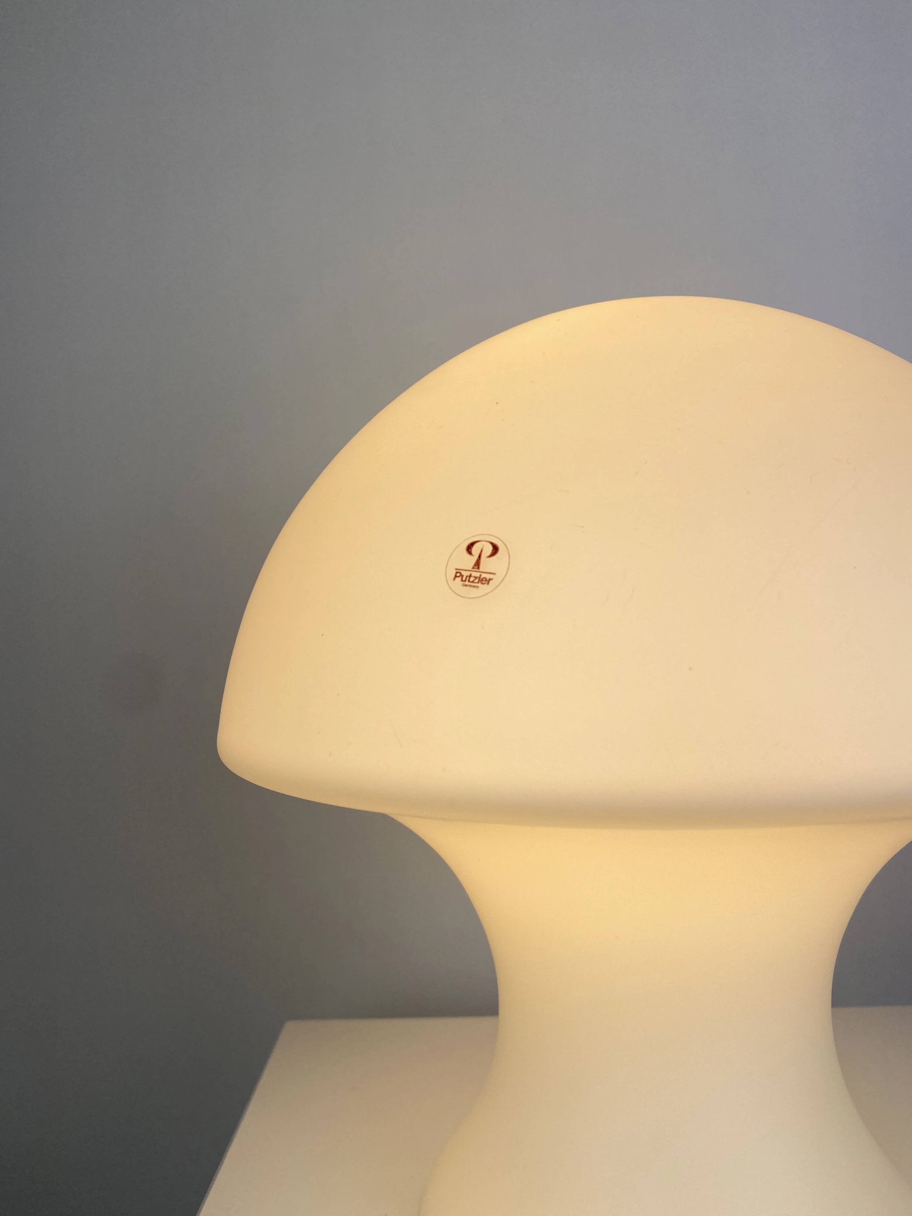 Lampe de table champignon en verre lait blanc Peill et Putzler 1970