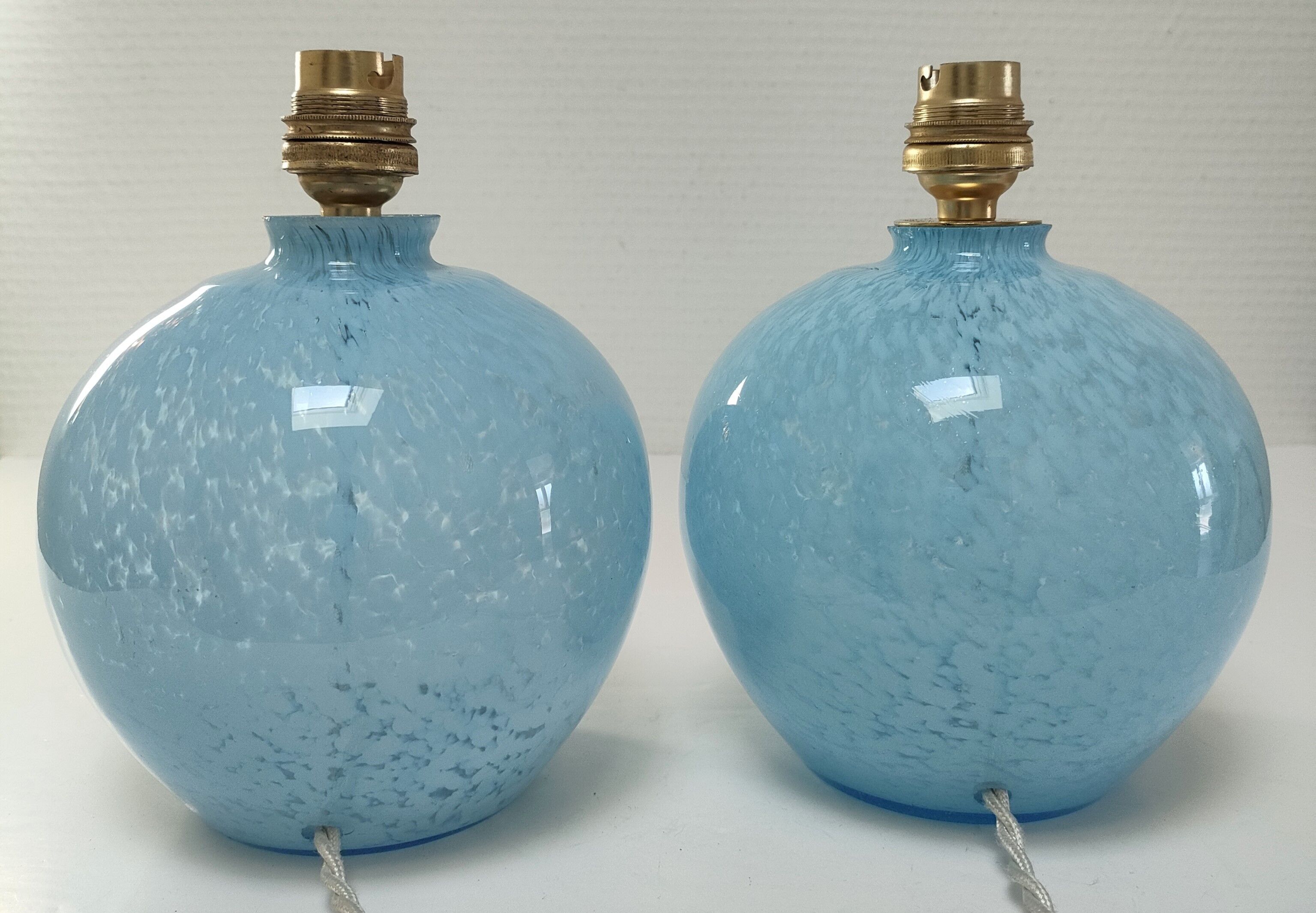 Deux pieds lampes boules art déco verre de clichy bleu