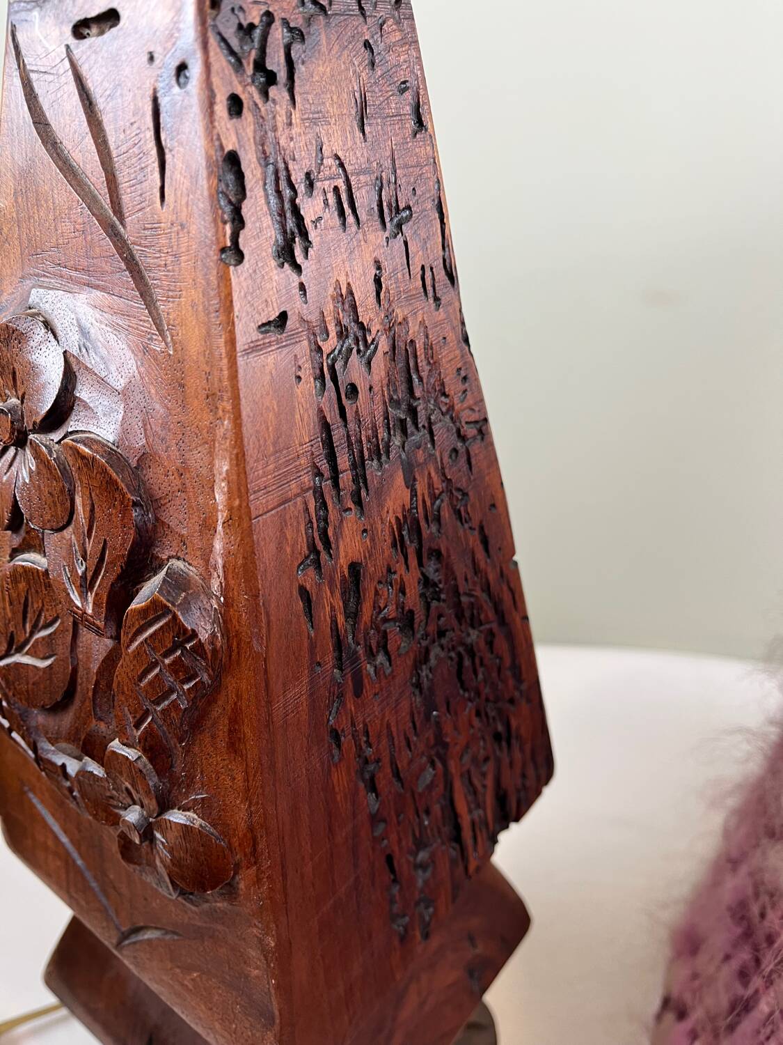 Lampe de table en bois sculpté, abat-jour en laine