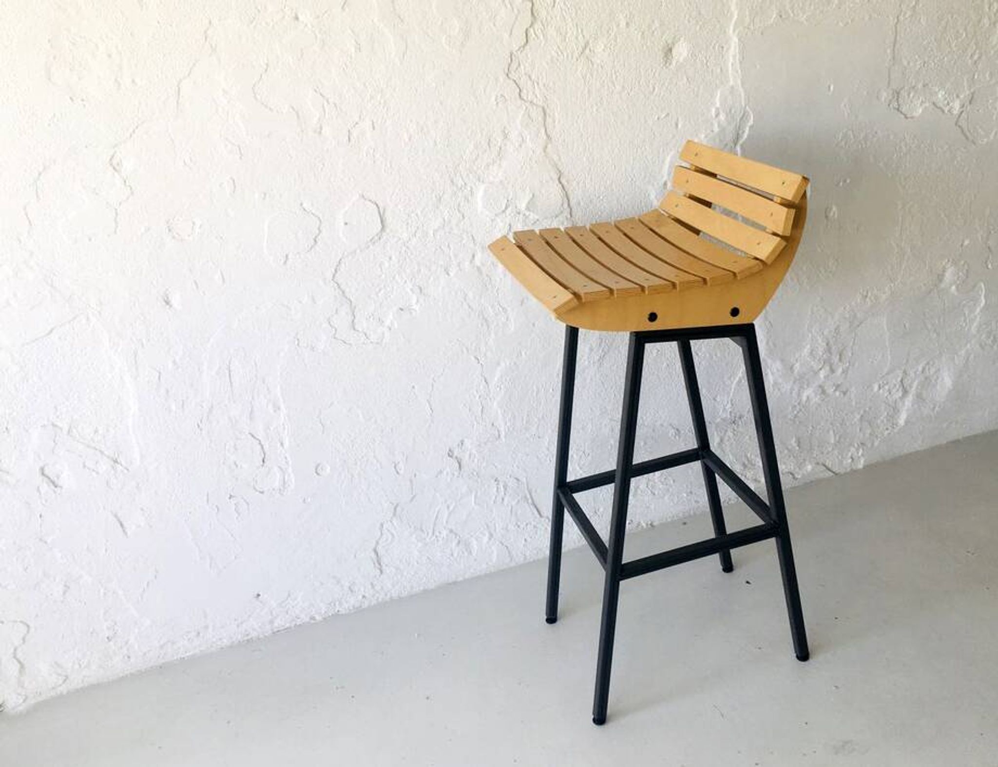 Tabouret en bois et en fer