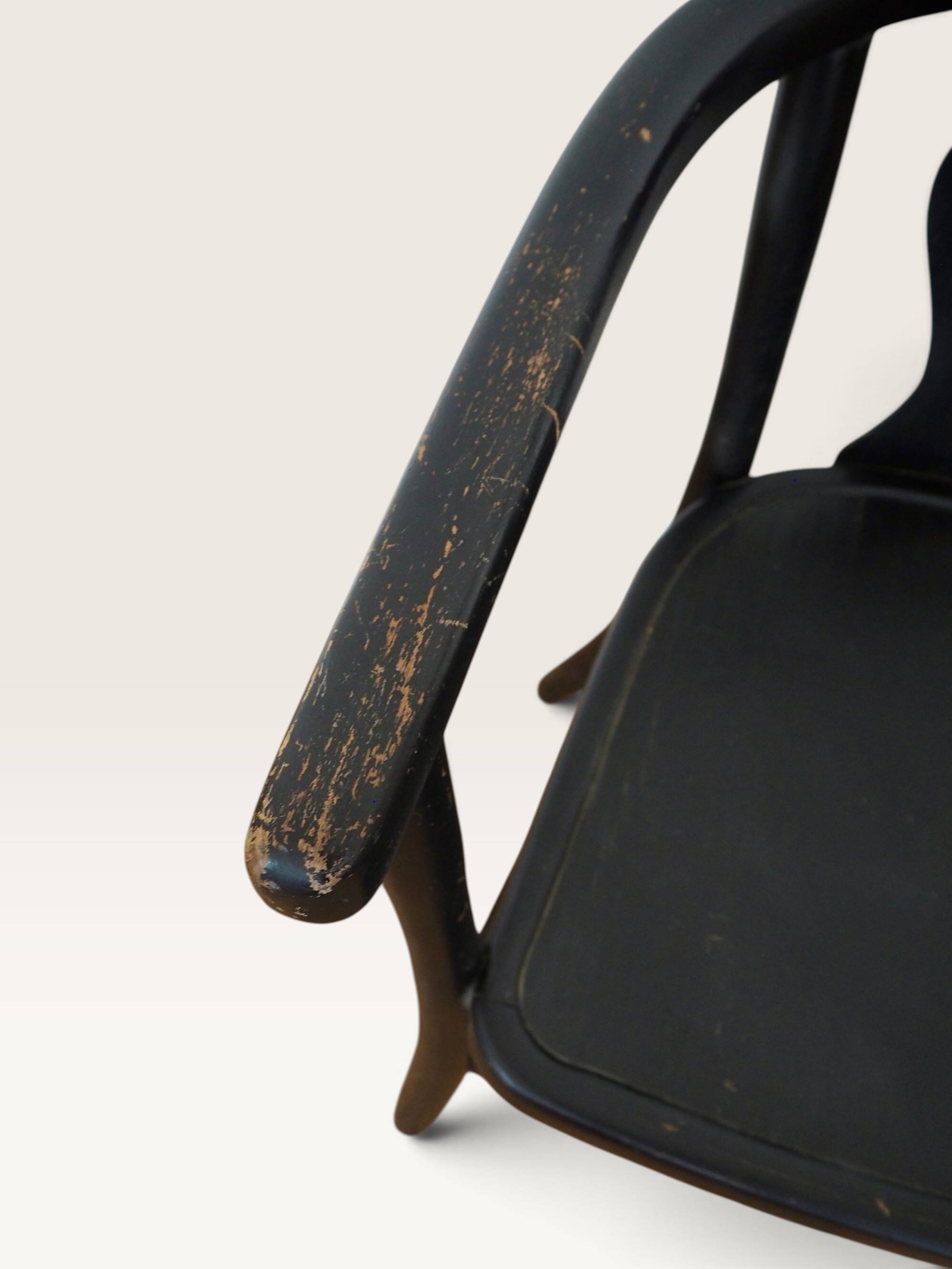 Curved black lacquered wooden armchair in Thonet style