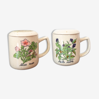 2 tasses à thé en grès moucheté émaillé décor de fleurs