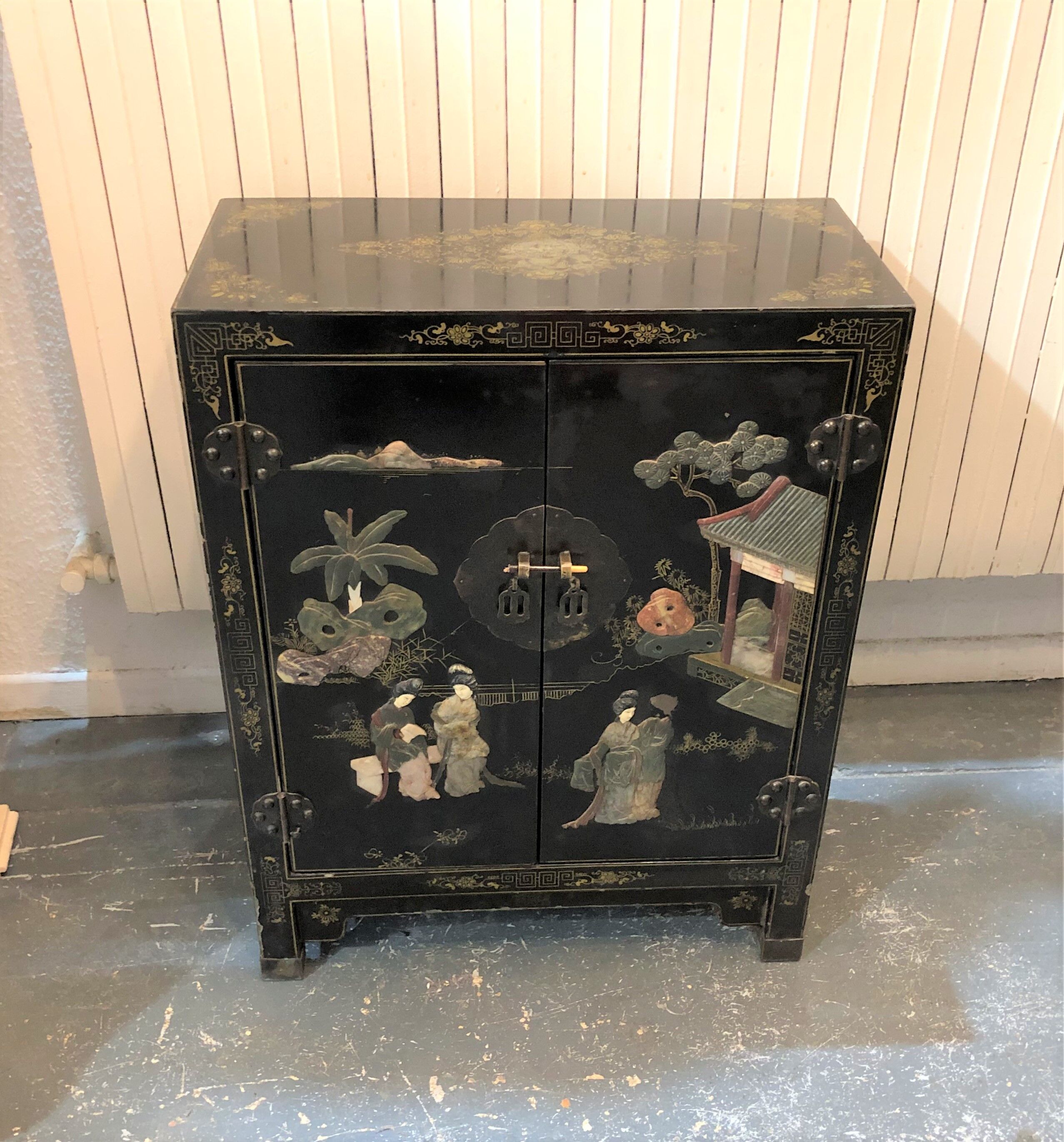 Old Chinese black lacquered furniture decorated with hard stones / cabinet