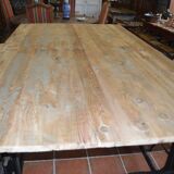 Table industrielle en fonte et plateau en bois