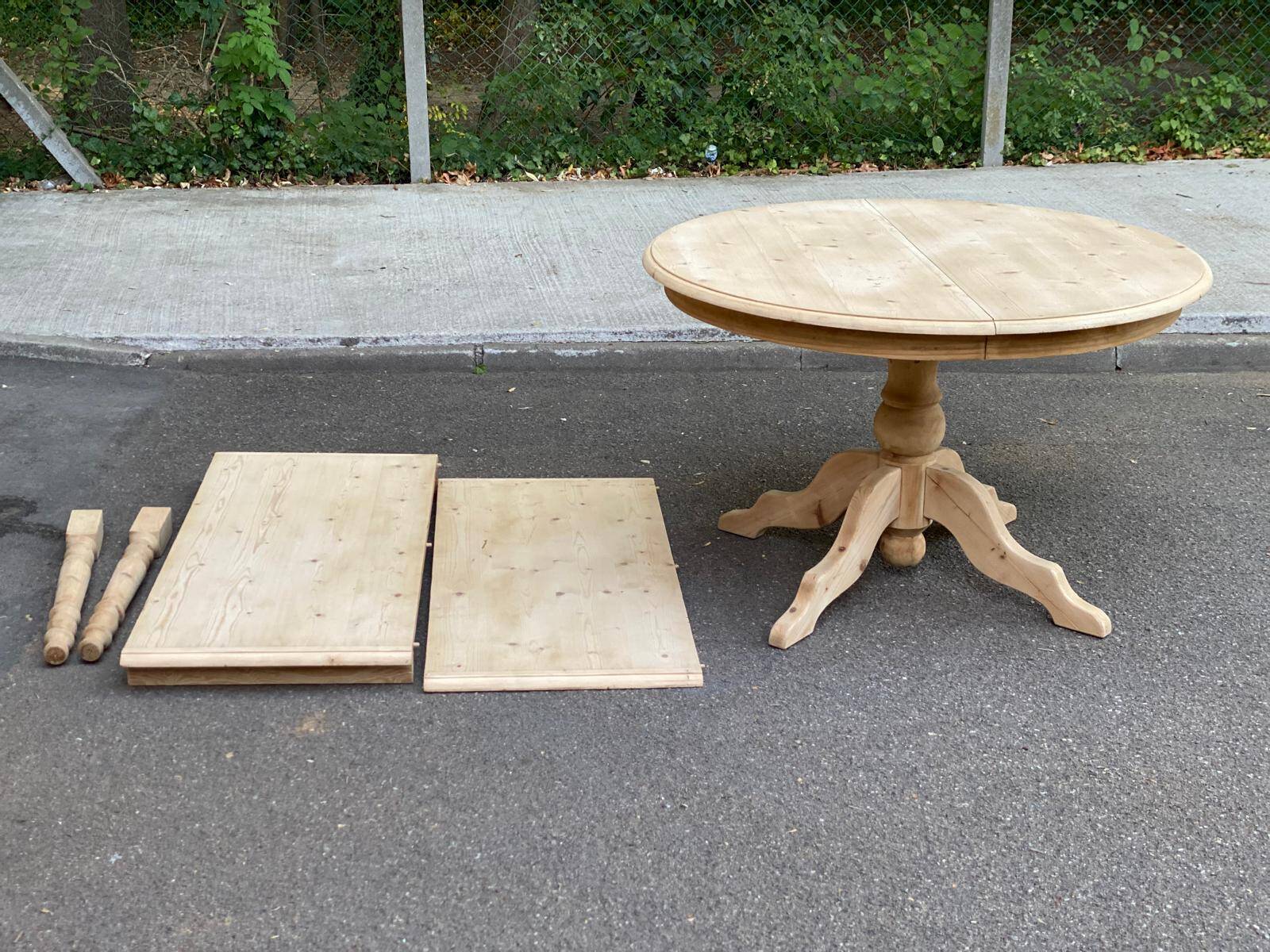 Large round extendable dining table renovated in raw pine with 2 extensions, 1980.