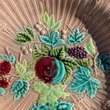 Assiette, coupe en barbotine modèle de fruits ancienne, art deco et collector