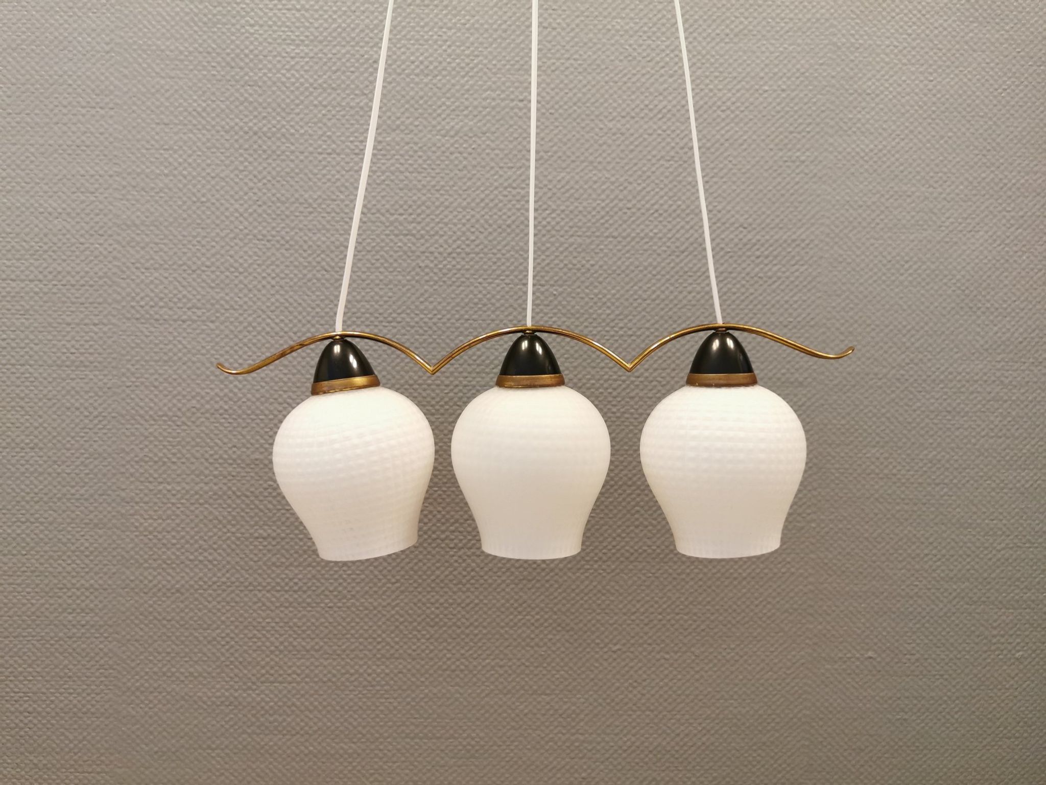 Ancien lustre / lampe suspendue avec trois sources lumineuses. Danois, design