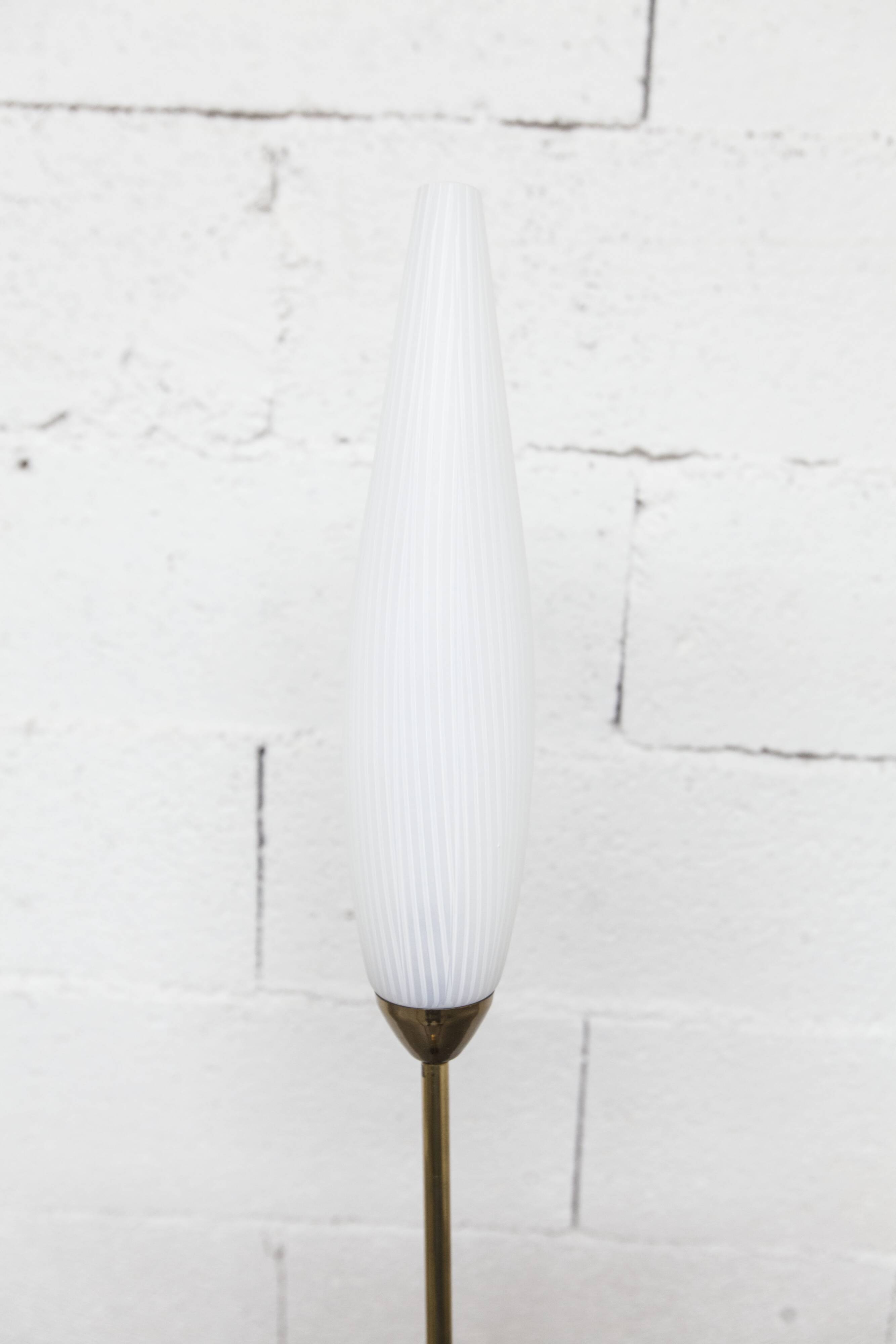 Lampadaire à 3 branches de 1960 laiton doré, fonte et opalines