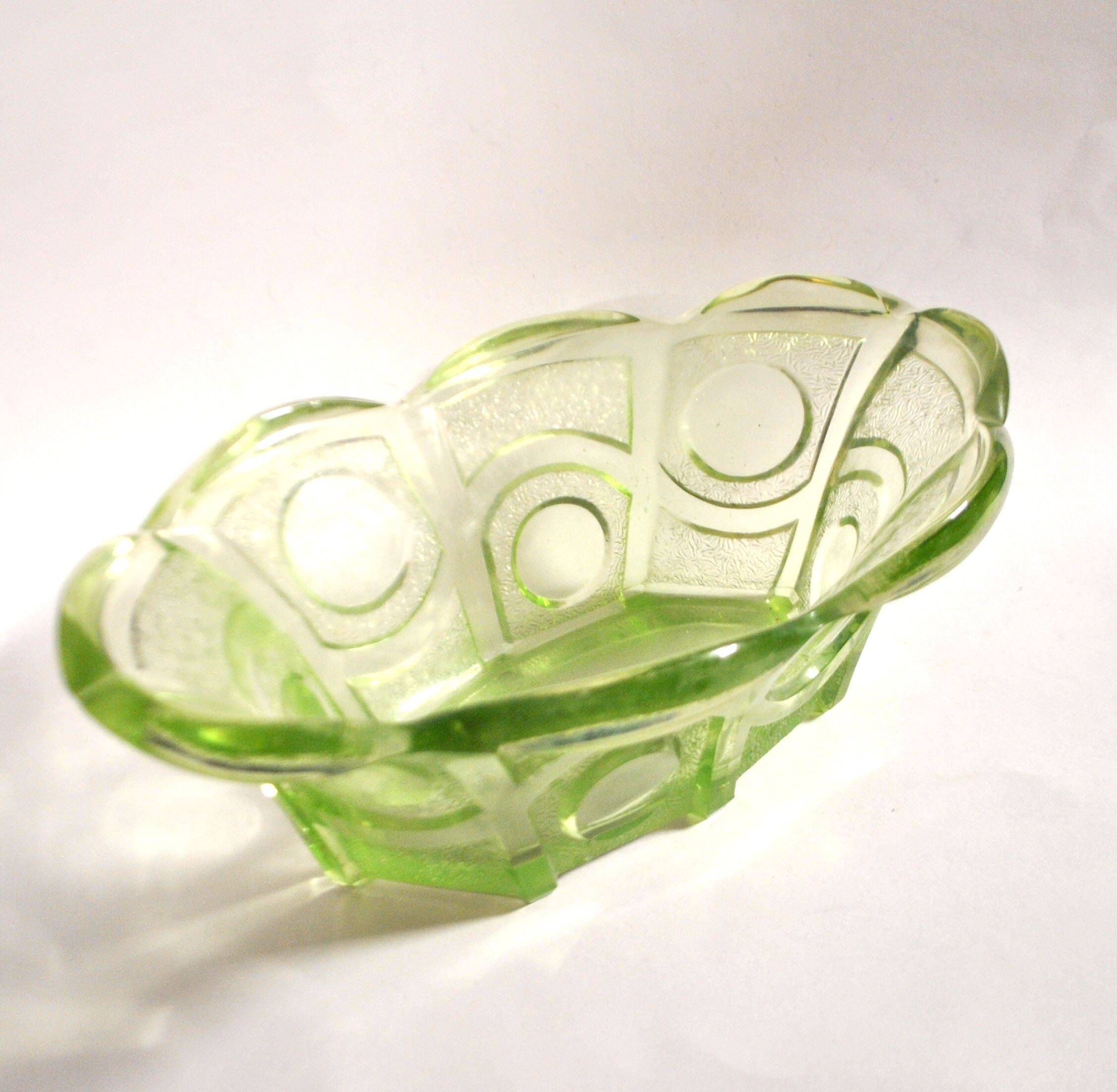 Art Deco oval bowl in green glass – geometric moulded decoration 1920-1930