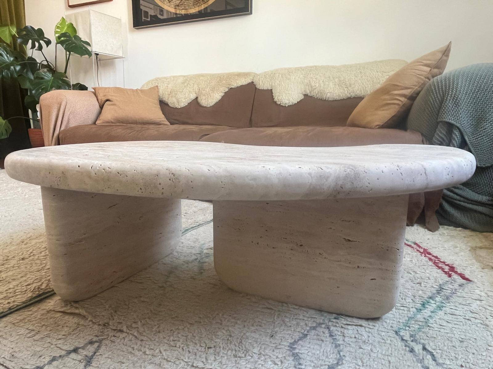 Table basse sculpturale en travertin de forme organique