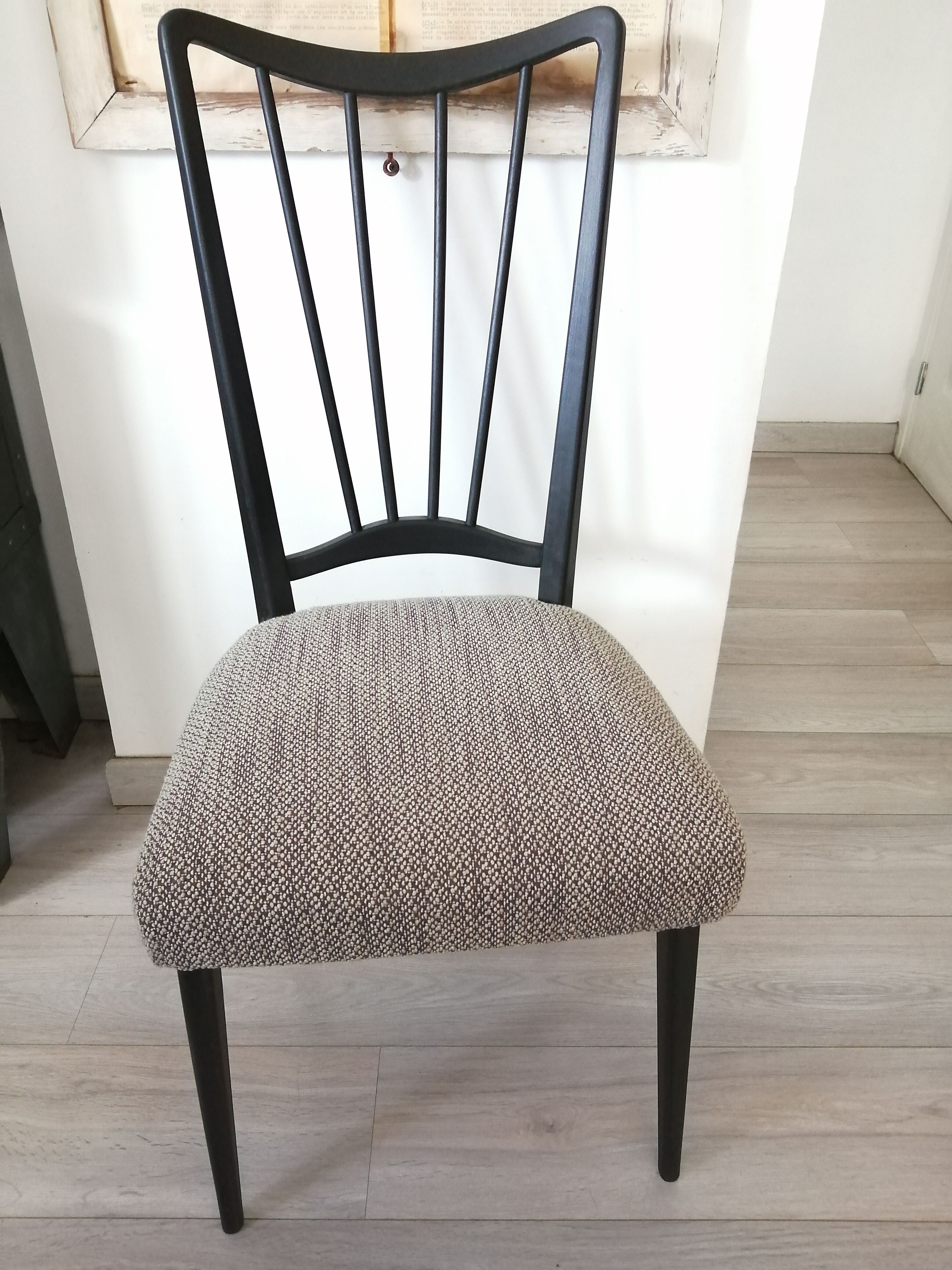 Lot 2 chairs wood fabric